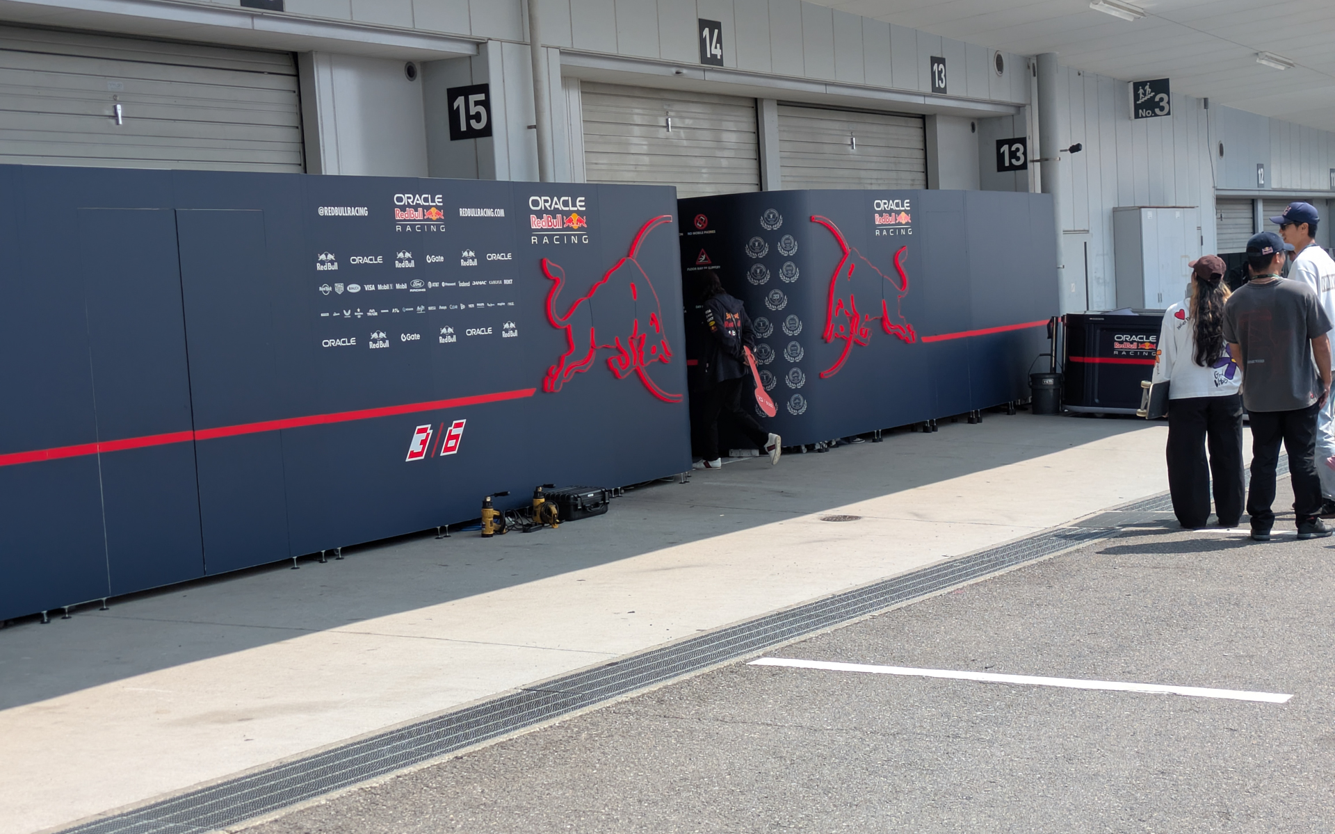 レッドブル・レーシングのピット入口
