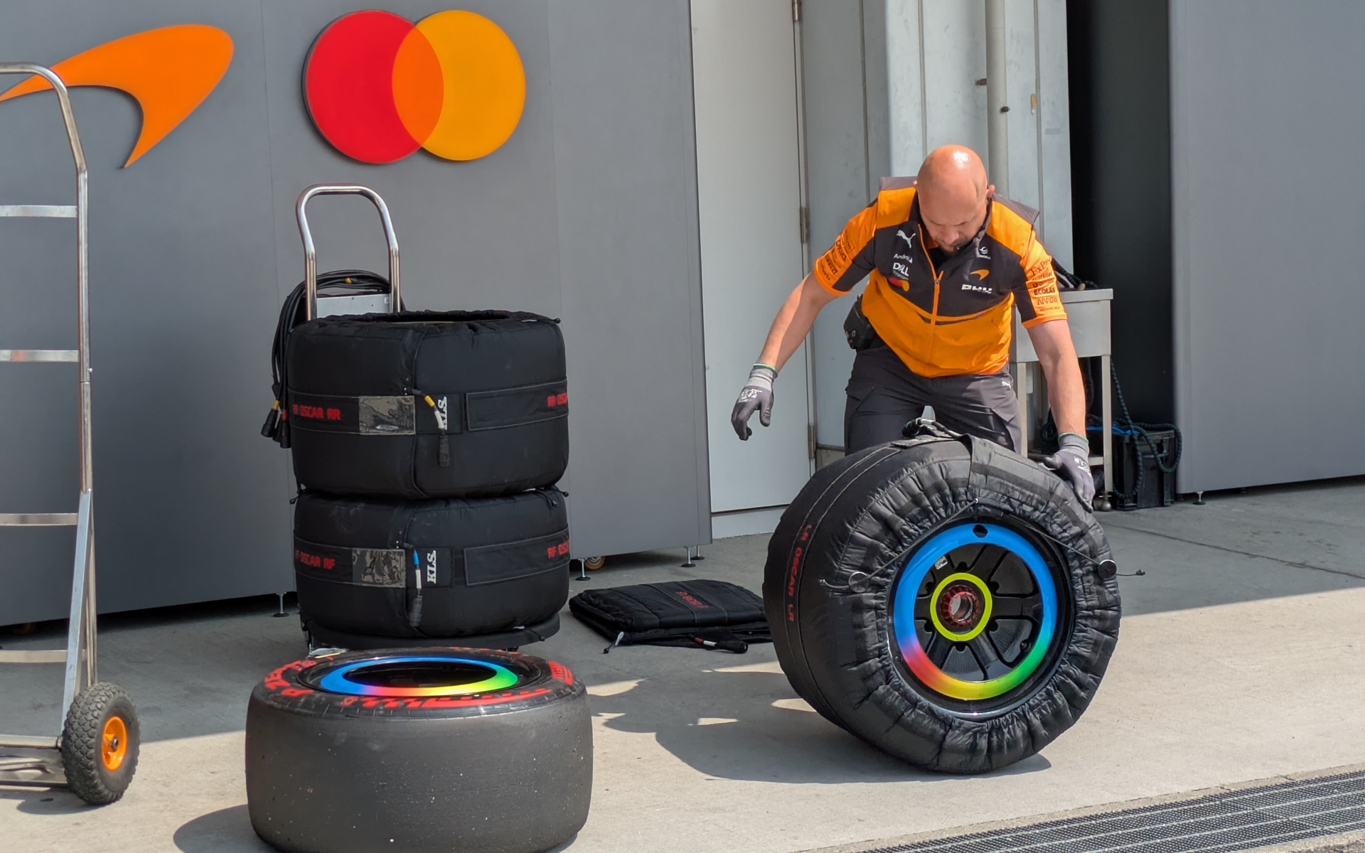 タイヤウォーマーを装着していたマクラーレンのスタッフ