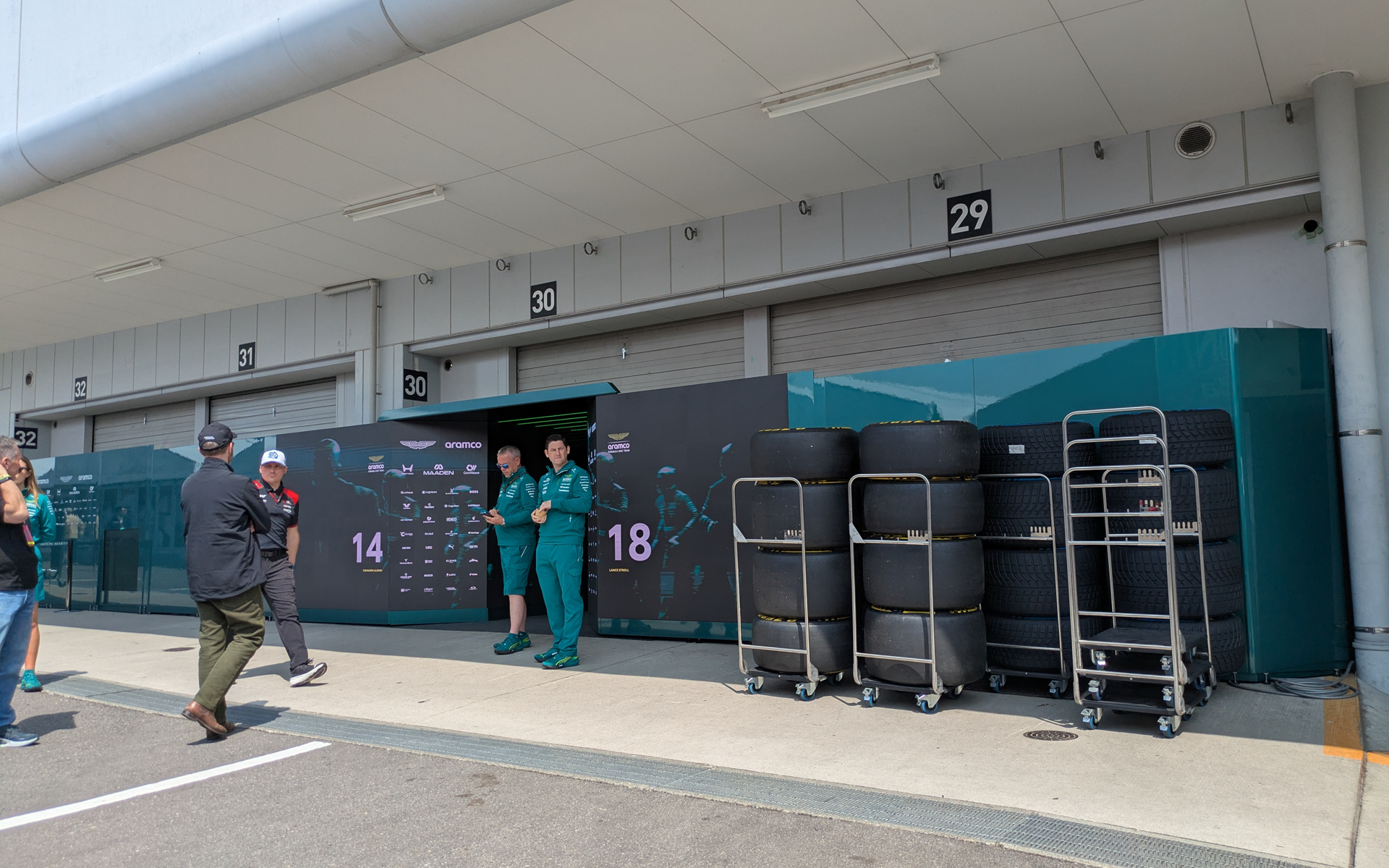 アストンマーティン・ホンダのピット入口