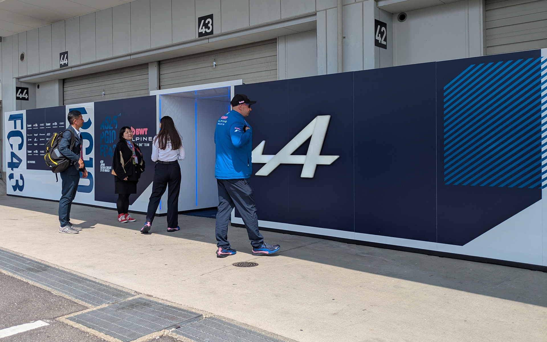 アルピーヌのピット入口