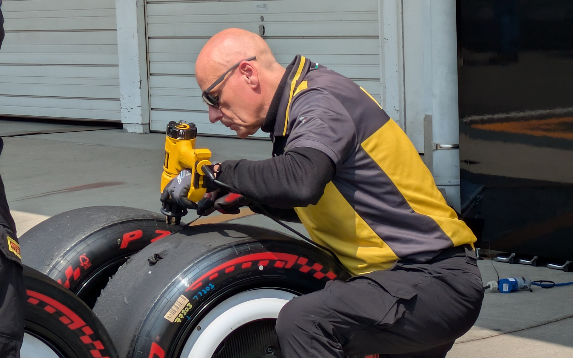 タイヤのメンテナンスを行なっていたピレリのスタッフ