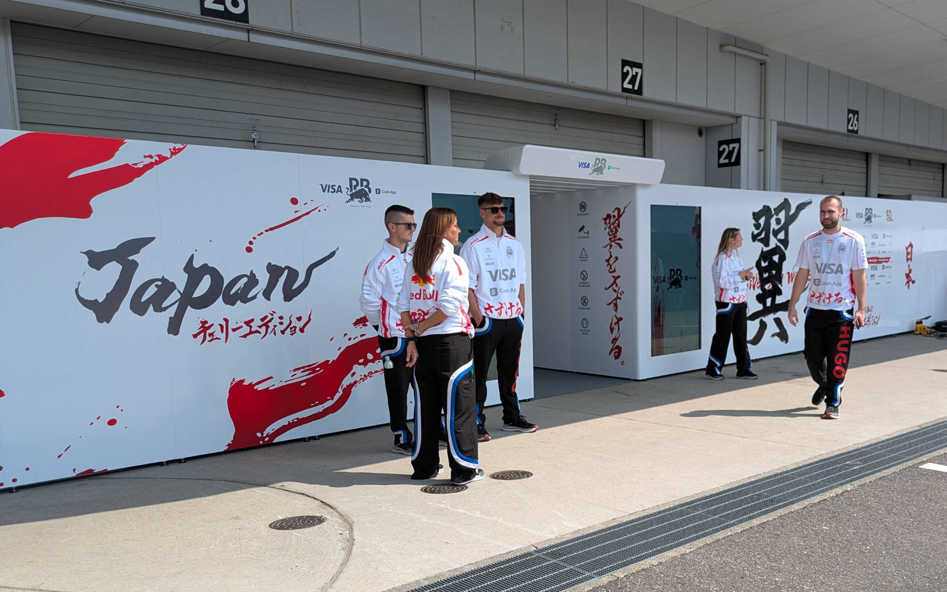 レーシングブルズのピット入口