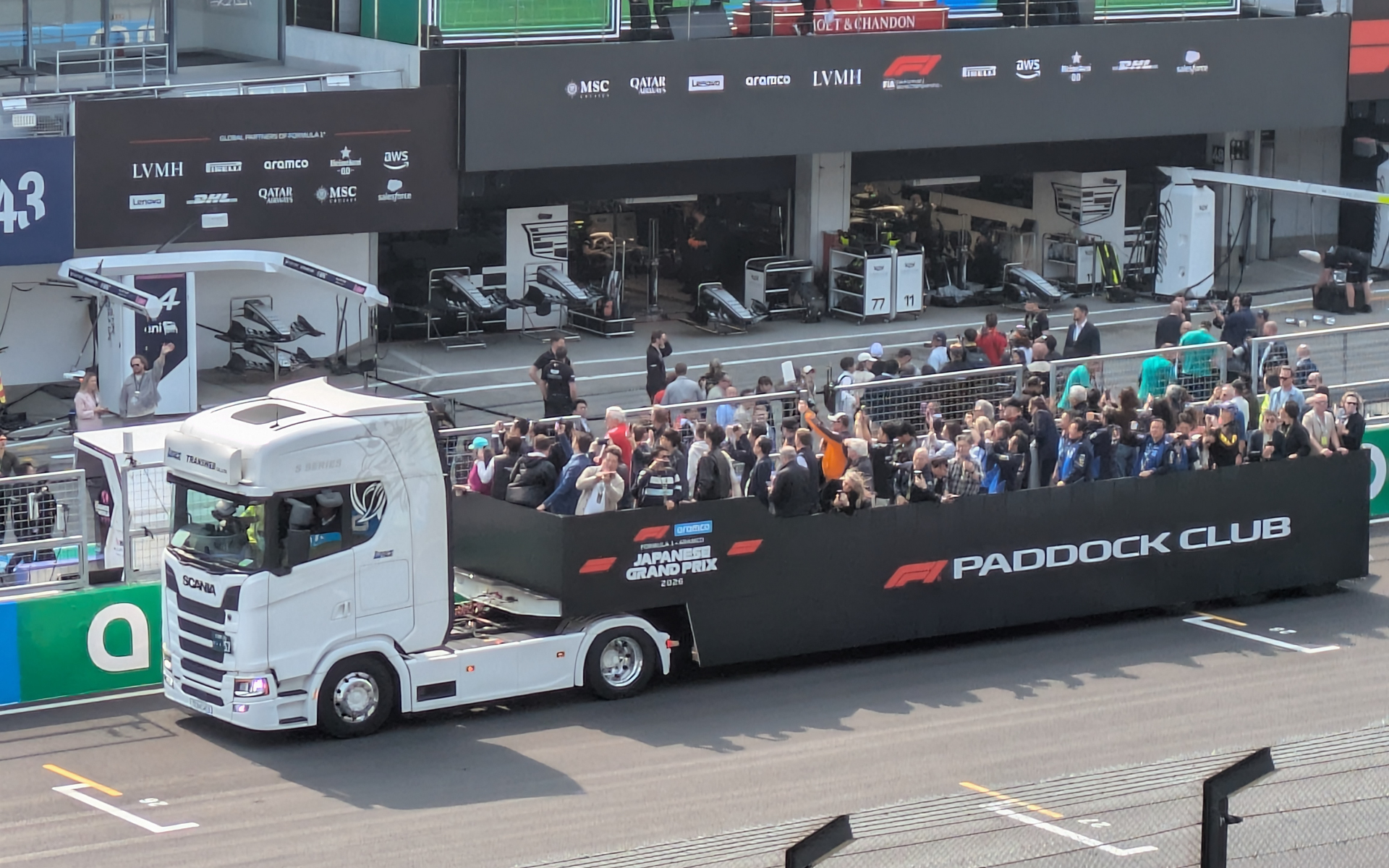 トラックに荷台に乗ってホームストレートを走りながら各ピットを見学できるパドック・クラブ向けのサービス