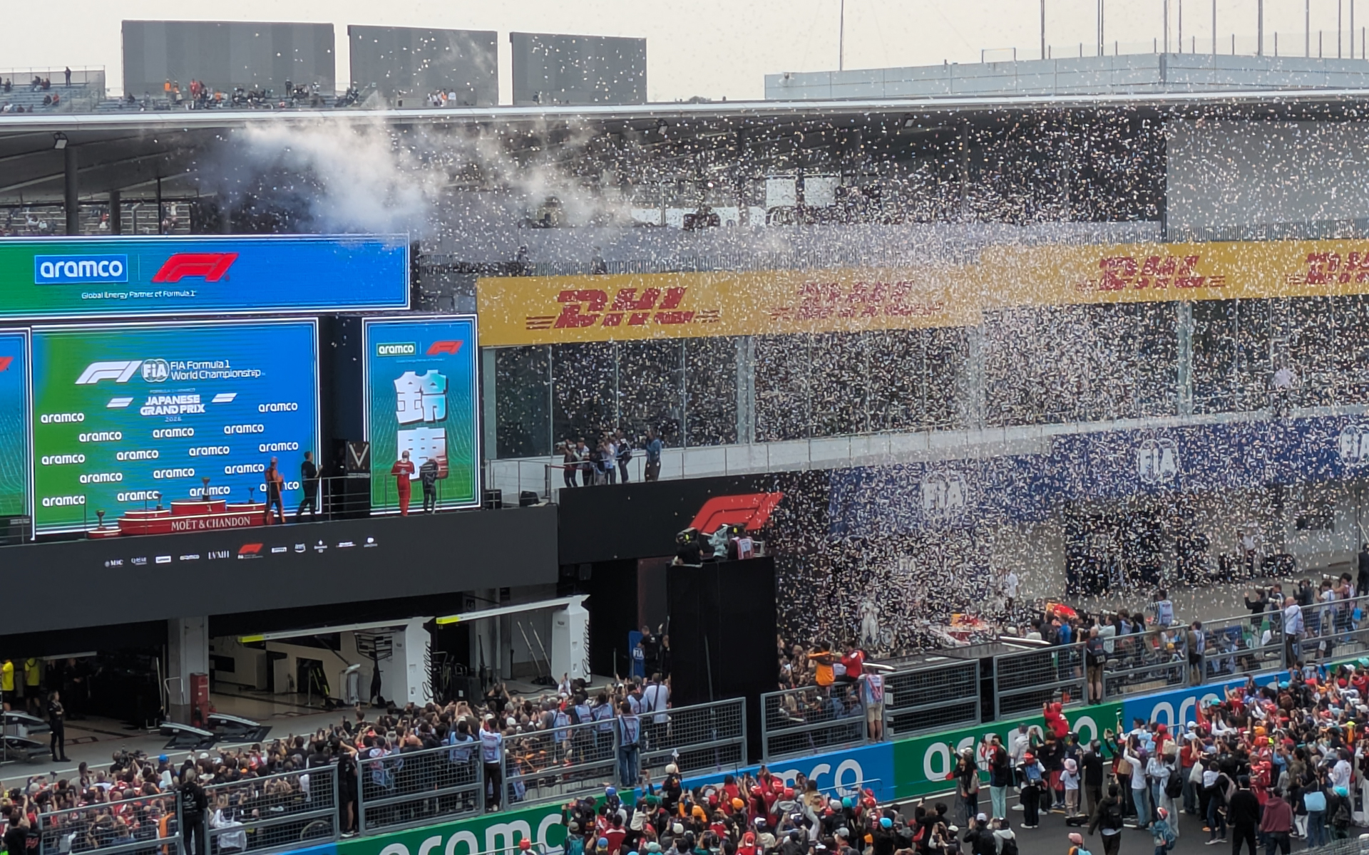 決勝レース後の表彰台では桜吹雪が舞っていた