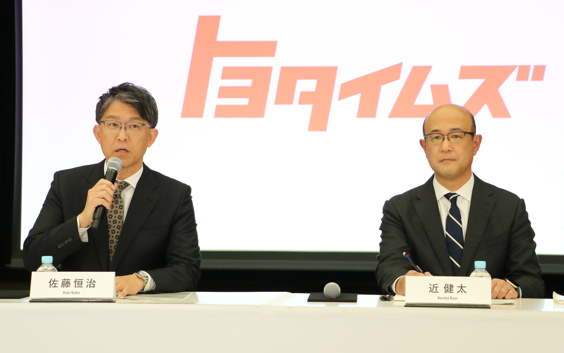 佐藤恒治社長（左）と次期社長の近健太氏（右）