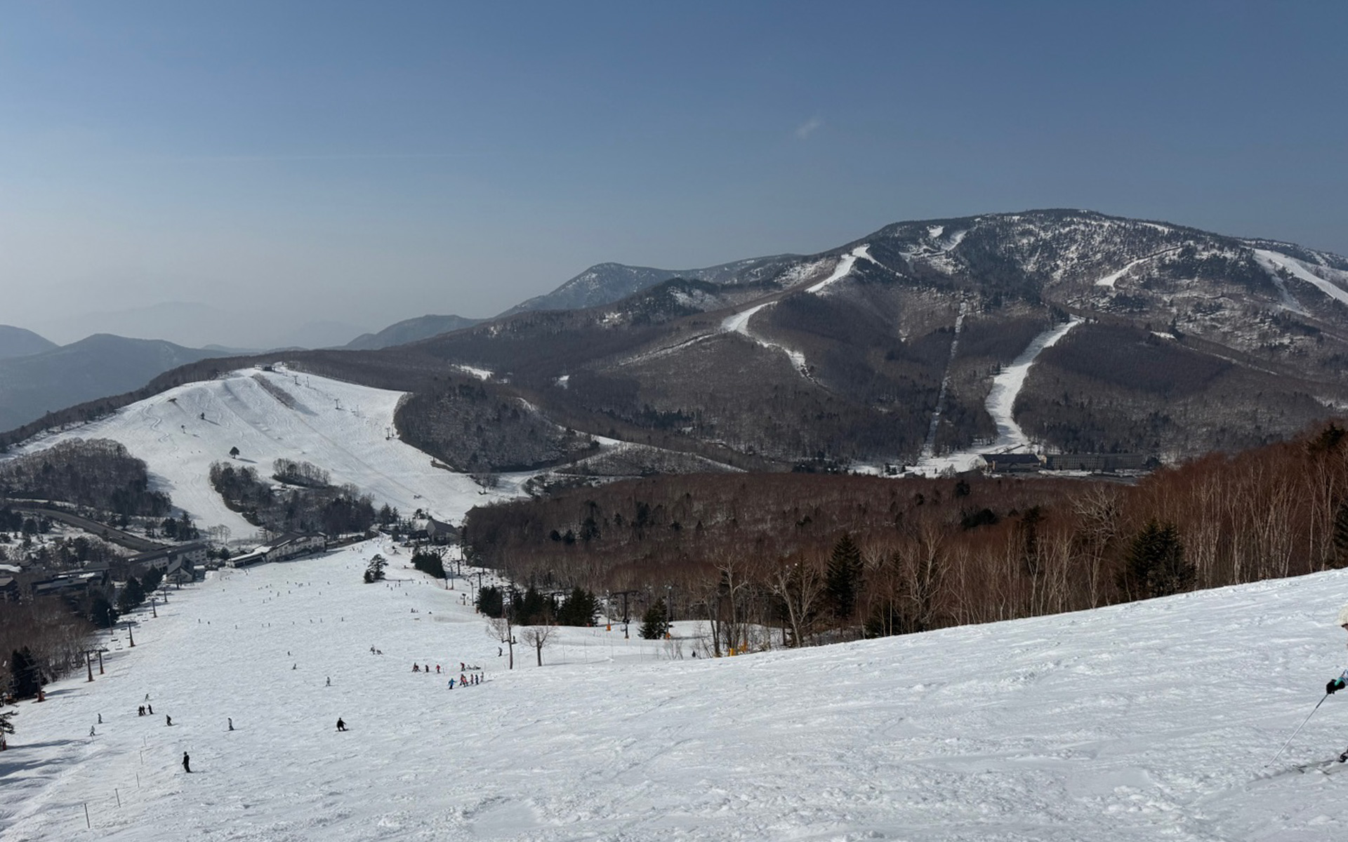 いつも冬の雪道ロケで来ることが多い、長野県の志賀高原で念願のスキー！　お天気がよく、気温が9度もあったので雪はベタベタで滑りにくかったのですが、この絶景が見られただけでも来た甲斐がありました