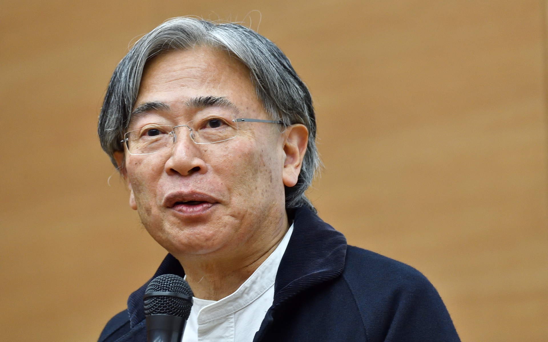 「LEARN with Porsche」を主導する、東京大学 先端科学技術研究センター シニアリサーチフェロー 中邑賢龍先生（左）とポルシェジャパン株式会社 広報部 部長 黒岩真治氏（右）