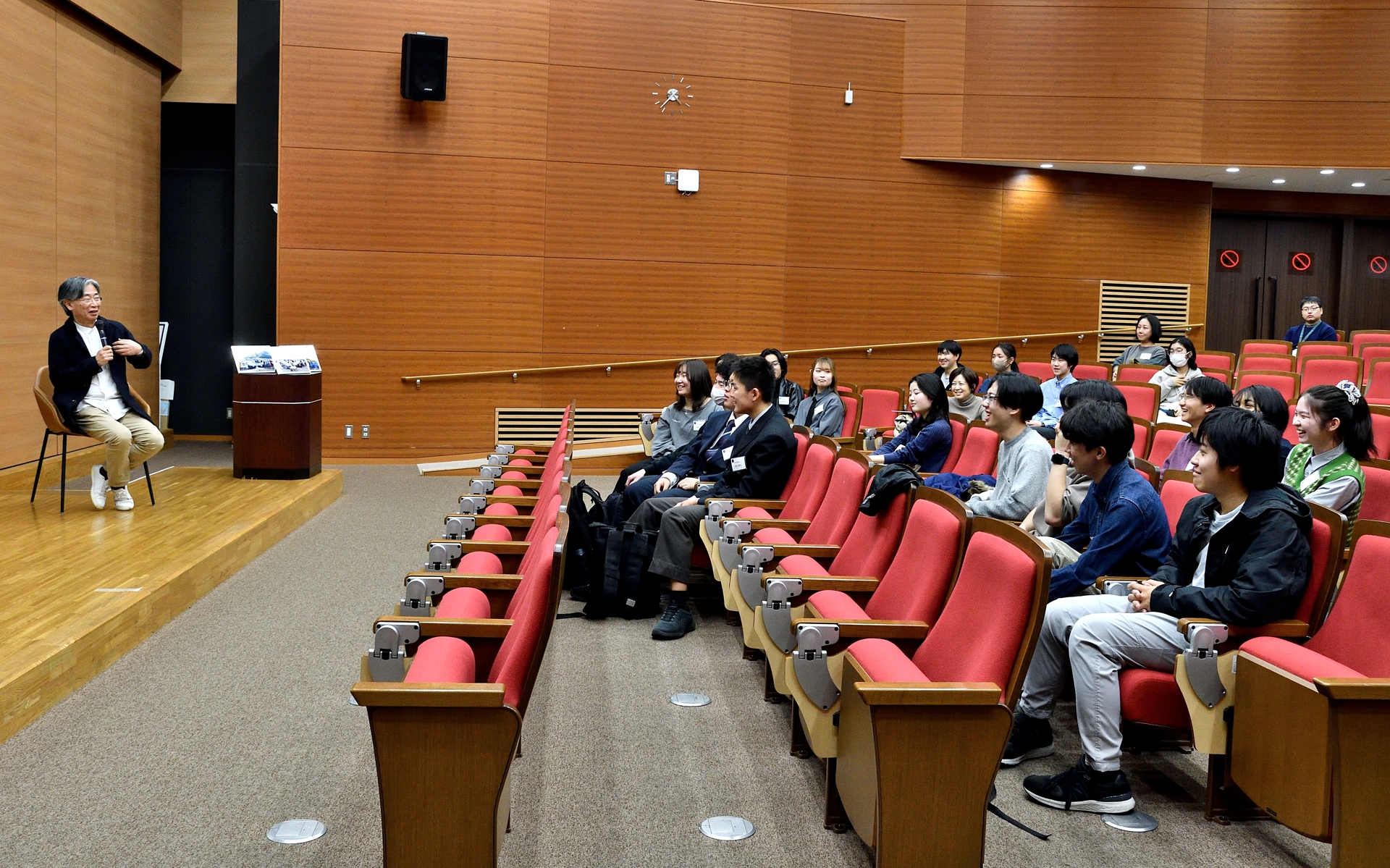 メインプログラムは中邑先生と参加者による意見交換形式で進められた