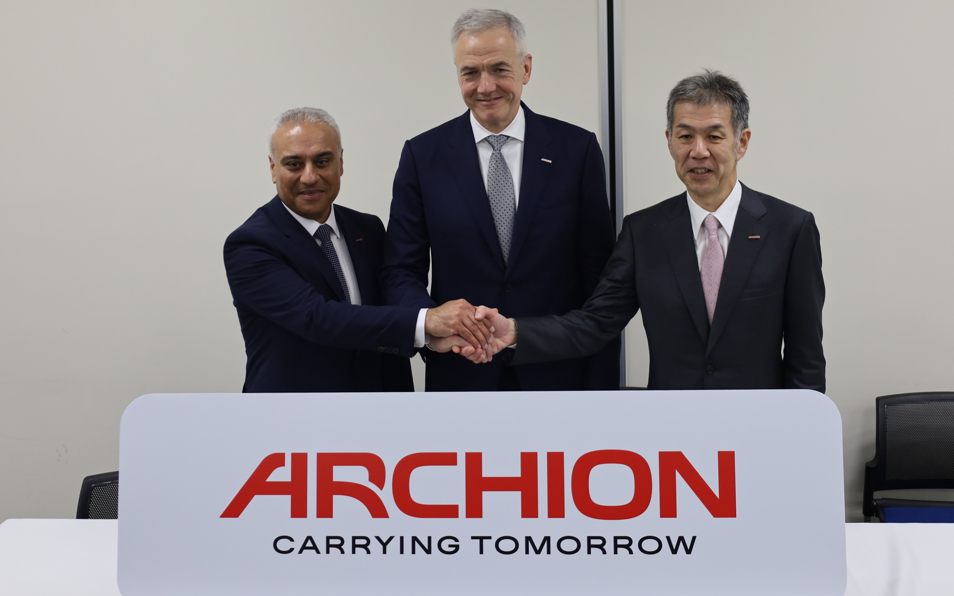 記者会見に出席したARCHION代表取締役 財務・経理本部長 CFO（Chief Financial Officer）のヘタル・ラリギ氏、同社代表取締役社長 CEOのカール・デッペン氏、同社取締役 製品・開発・調達本部長 CTO（Chief Technology Officer）の小木曽聡氏
