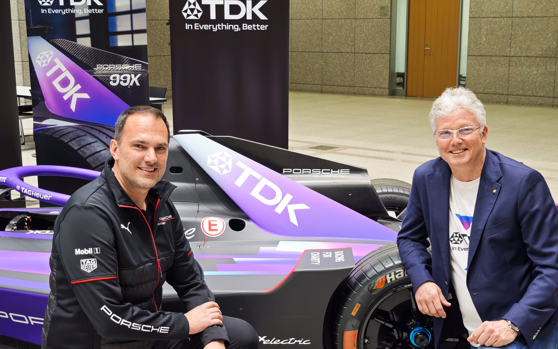 ポルシェ モータースポーツ ファクトリー モータースポーツ フォーミュラーイー 部長 フロリアン・モドリンガー氏（左）、TDK 特命役員 マイケル・ポチャッコ氏（右）