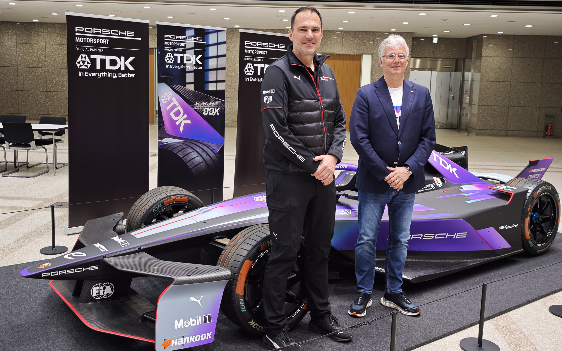 ポルシェ99Xエレクトリックを前にして