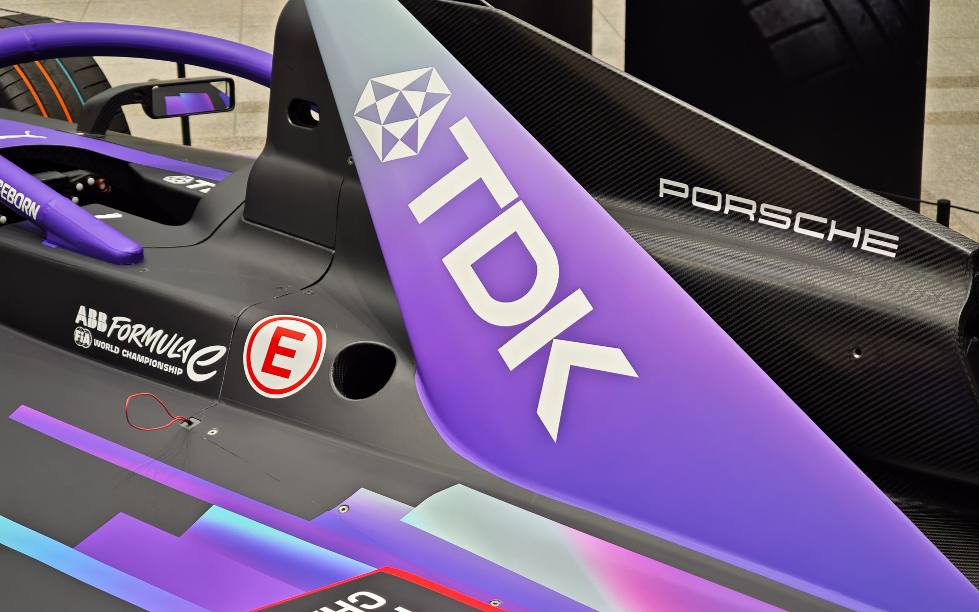 エンジンカウルならぬモーターカウルに付けられたTDKのロゴ