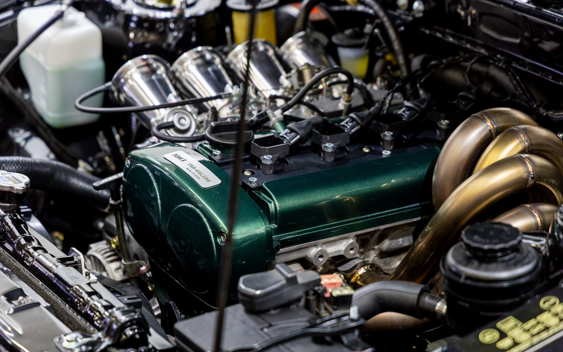 トムスヘリテージ（TOM'S HERITAGE）「トヨタ カローラレビン（AE86）」のエンジンルーム