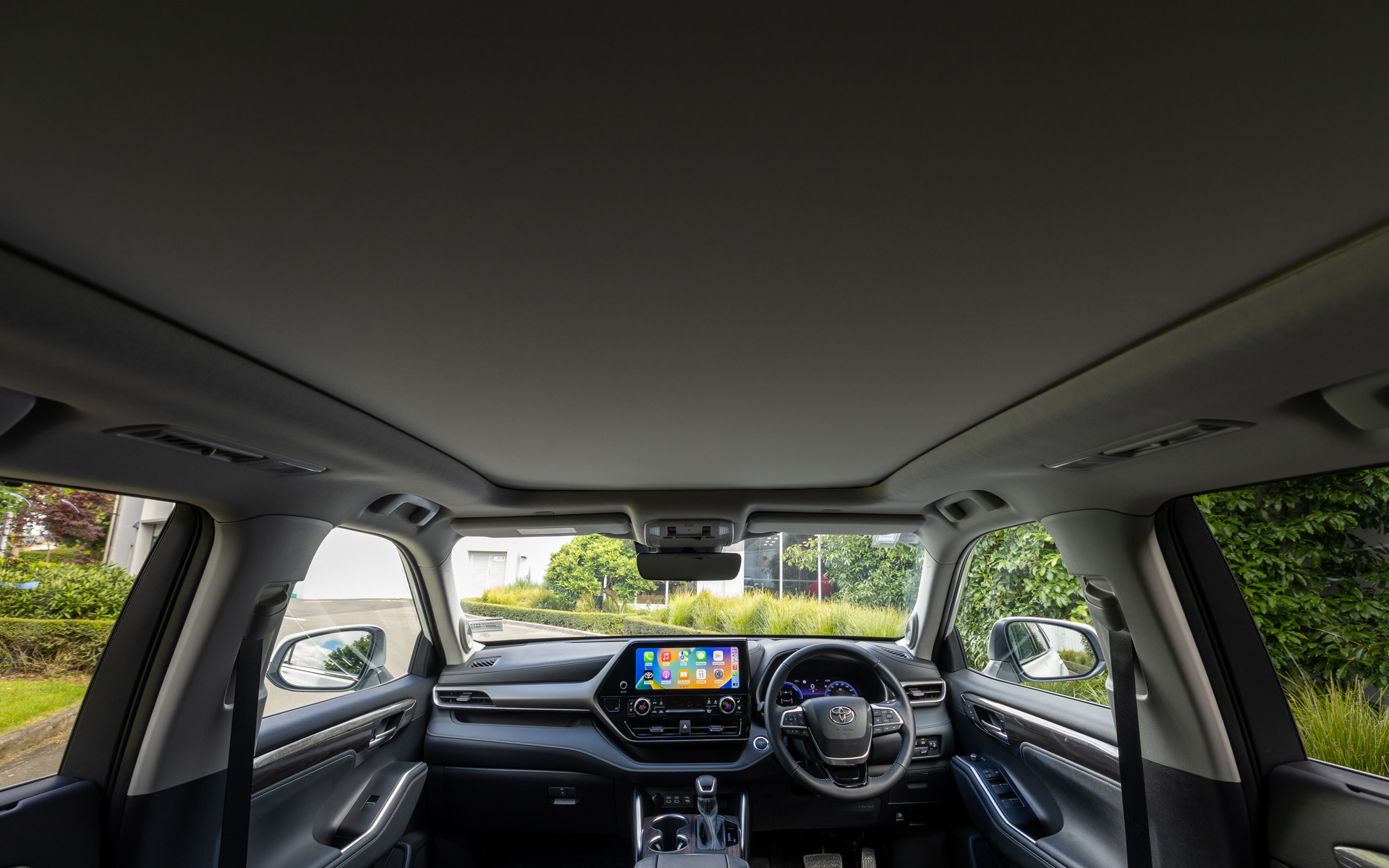 ハイランダーLimited ZR Hybridの内装（内装色ブラック）