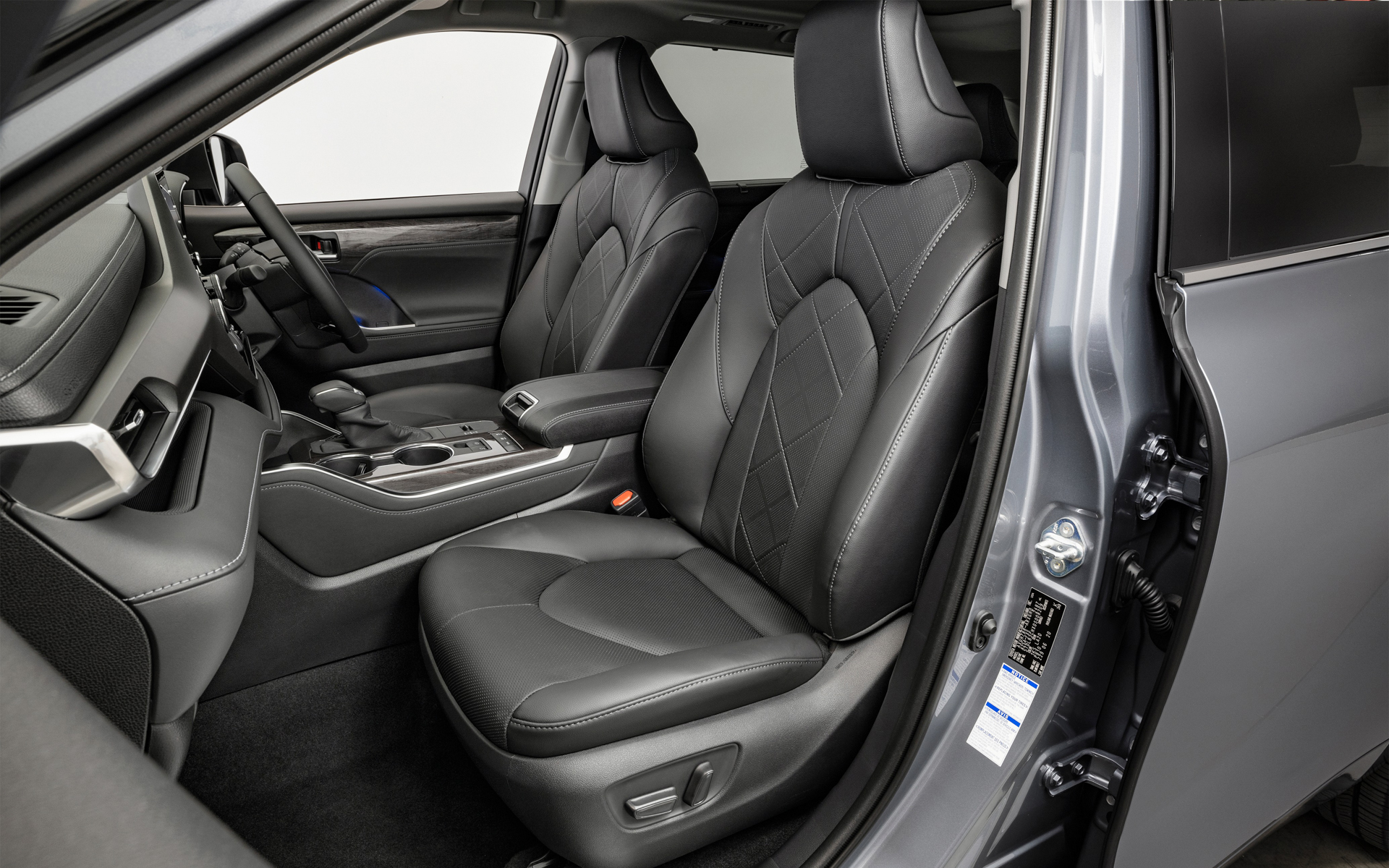 ハイランダーLimited ZR Hybridの前席（内装色ブラック）