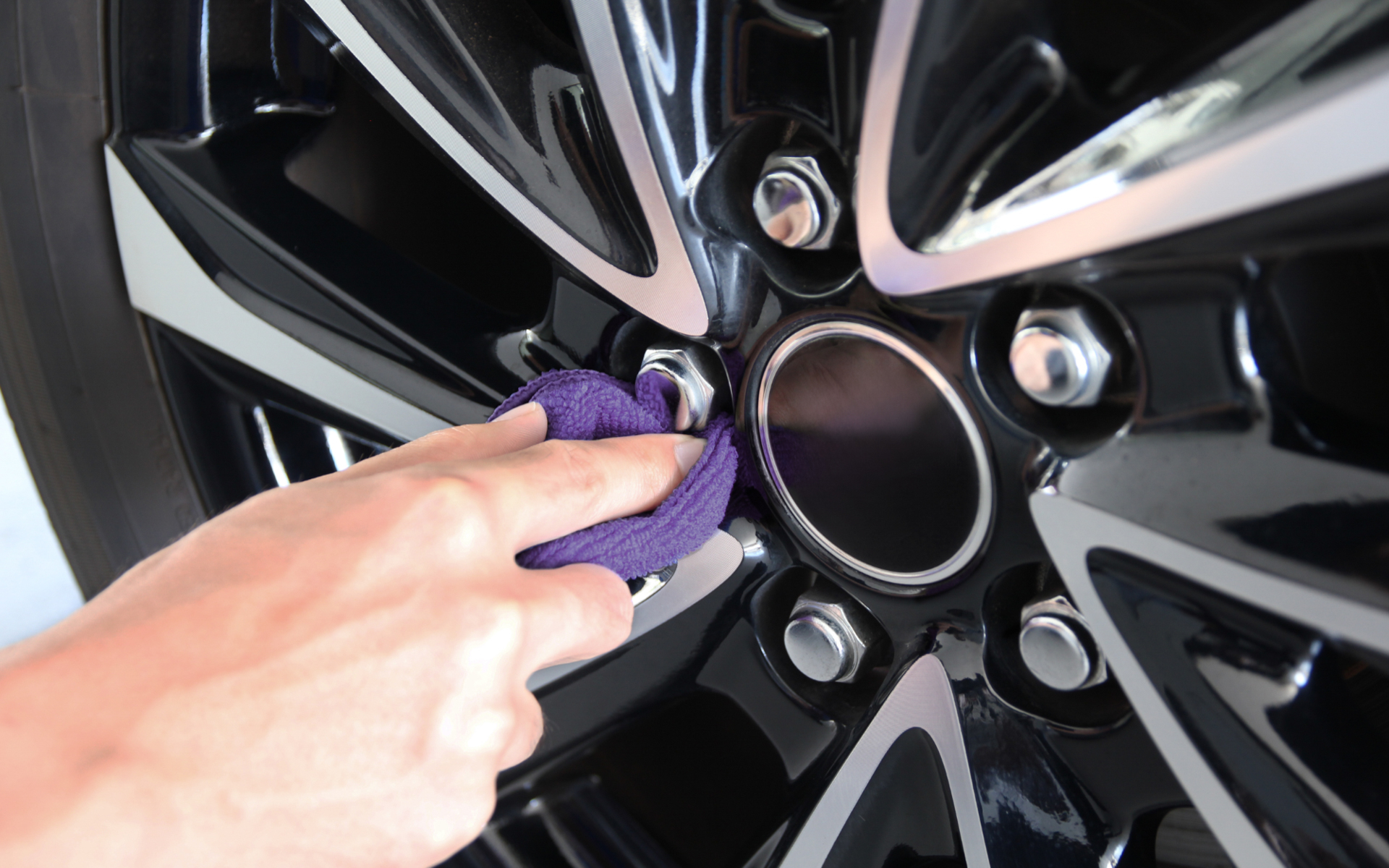 ブレーキダストなどの汚れの拭き取りから水滴の拭き上げまで1枚で完結