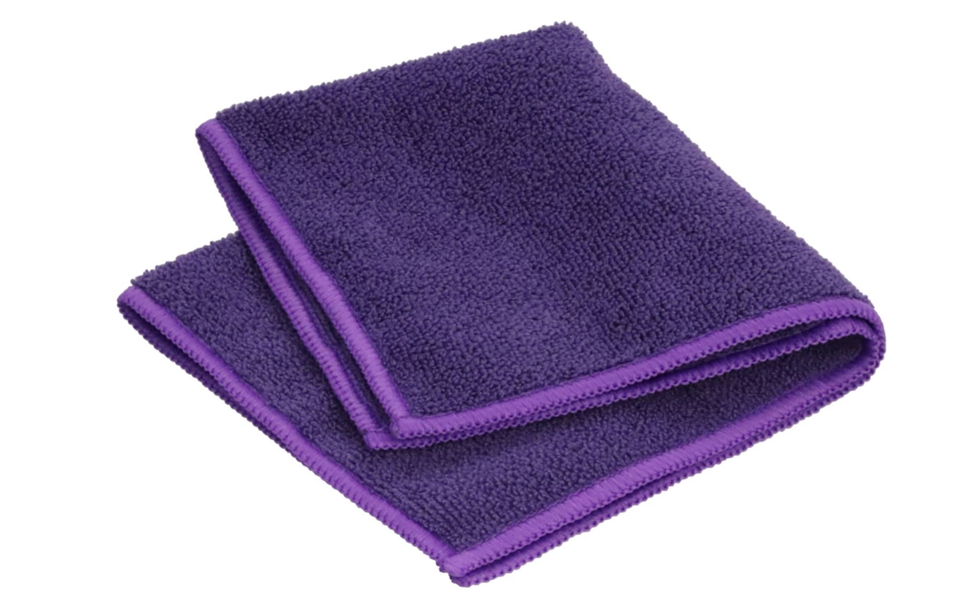 開いた時のサイズは約30×30cm（縦×横）と、取りまわしがしやすく地面にも触れにくい、ホイール洗車に最適なサイズで、四つ折りにすればドアポケットやグローブボックスにも収納しやすい