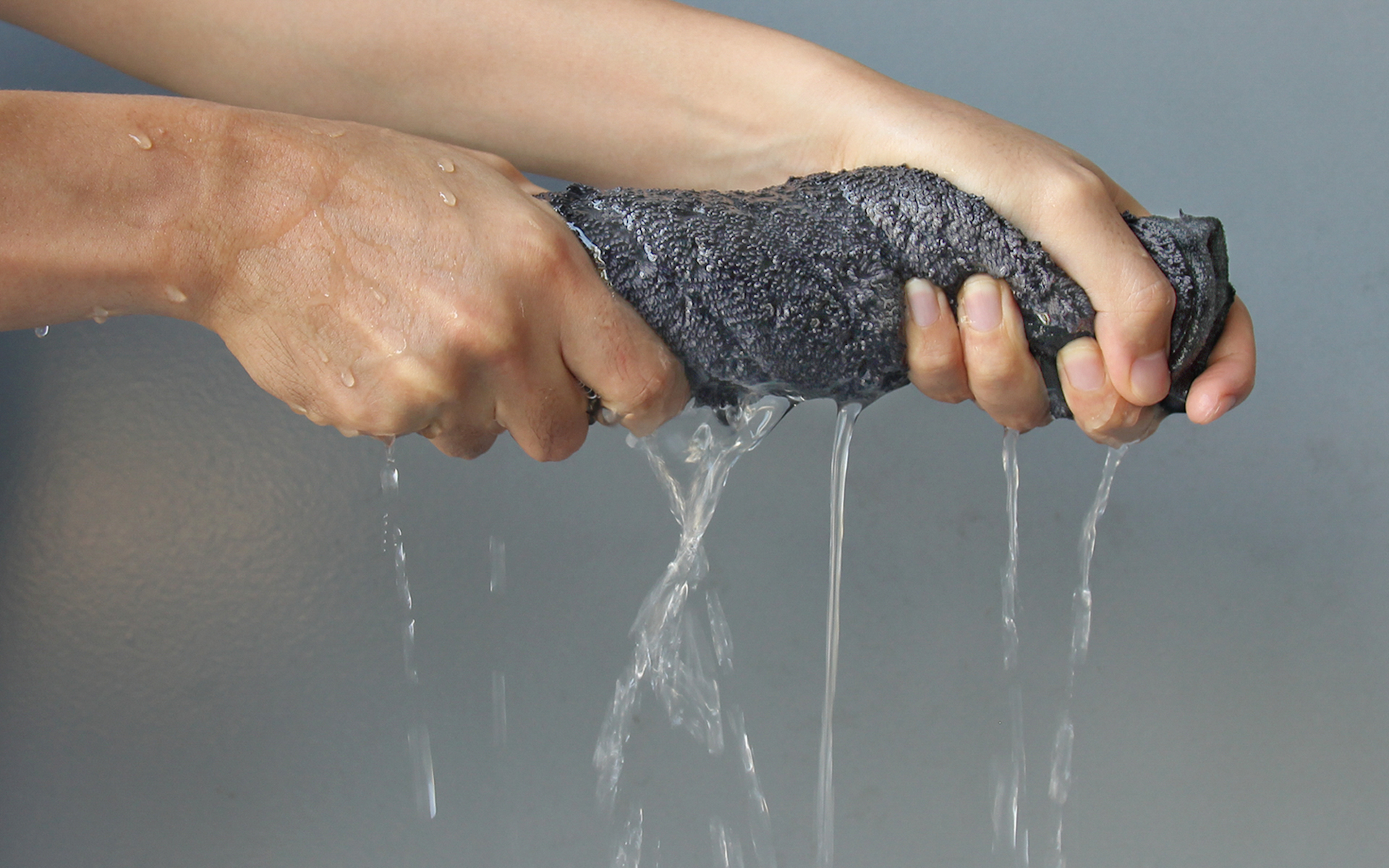 新たに追加した約40×40cmは、細部の拭き取りやコーティングの拭き上げに最適なうえ、吸水後に手で絞りやすいサイズ感を実現している