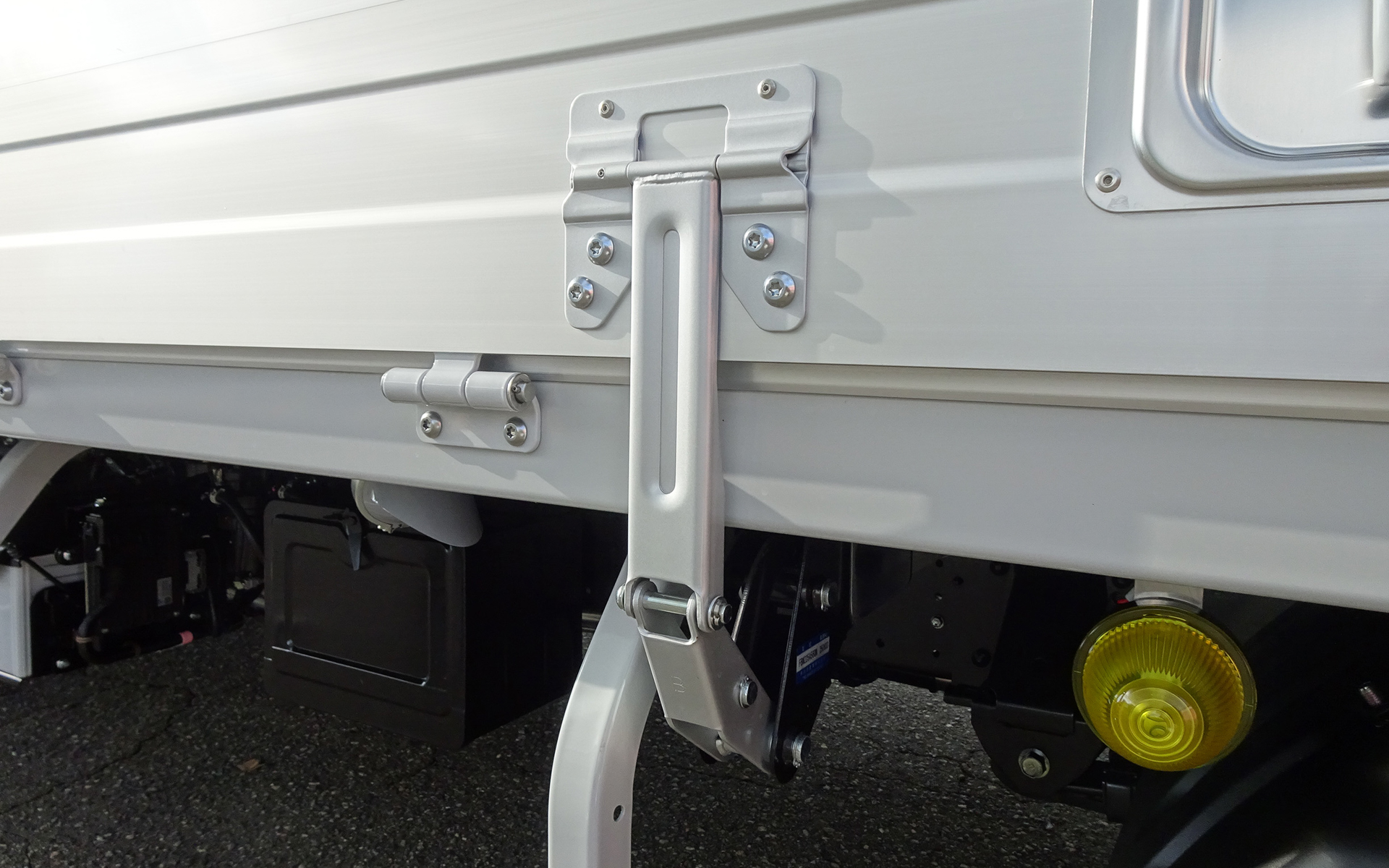 アオリ開閉補助装置