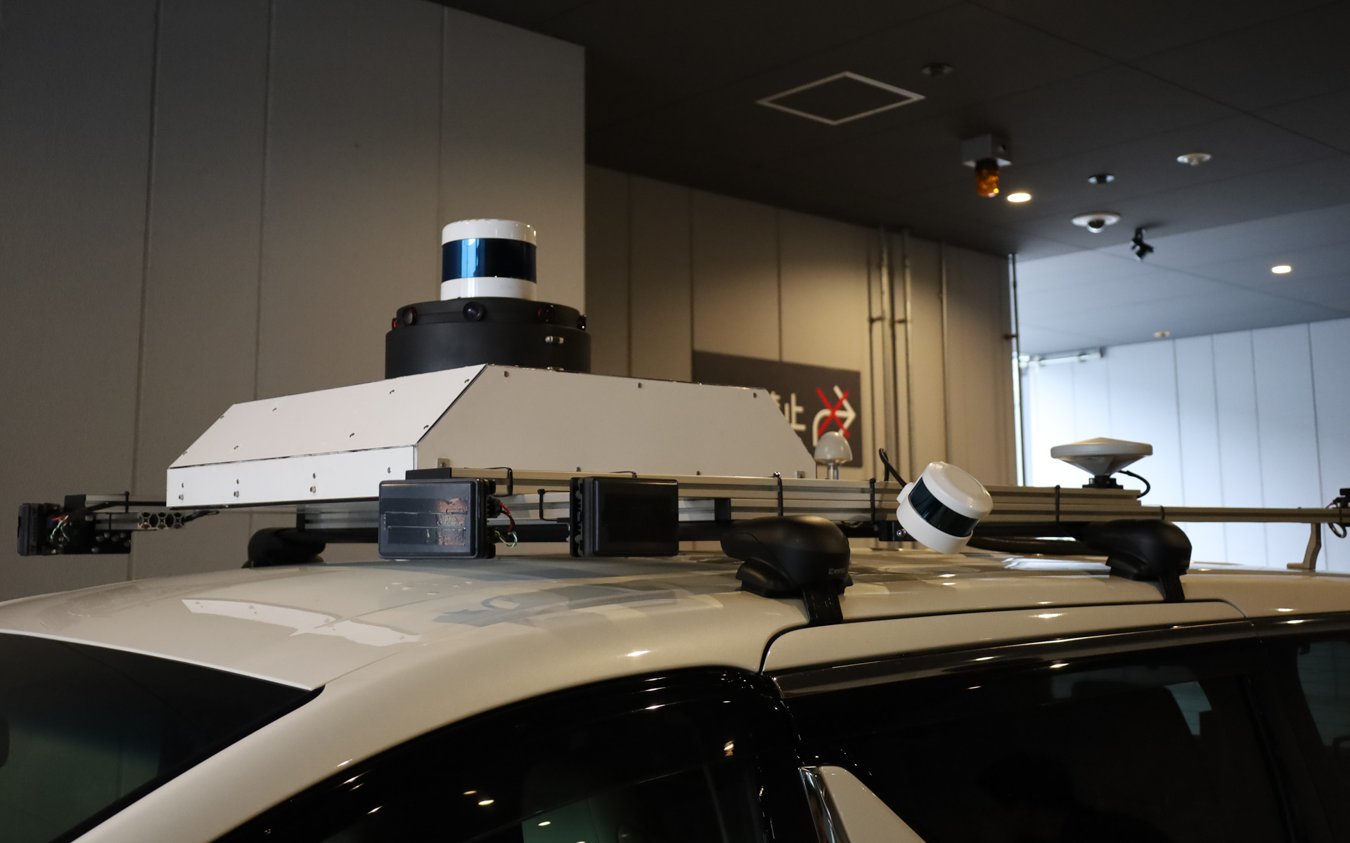 自動運転技術（レベル2）を搭載した実証車両の開発・提供・運行管理はムービーズが実施