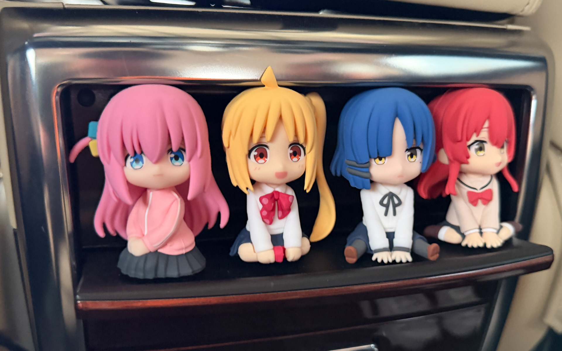 「結束バンド」のメンバー、後藤ひとり、伊地知虹夏、山田リョウ、喜多郁代のぬいぐるみが乗客をお出迎え