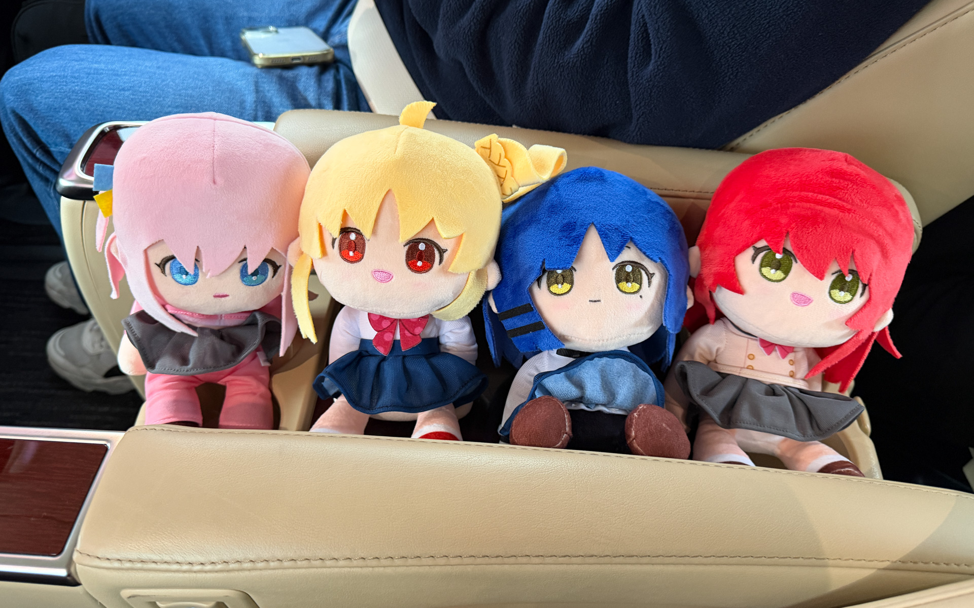 「結束バンド」のメンバー、後藤ひとり、伊地知虹夏、山田リョウ、喜多郁代のぬいぐるみが乗客をお出迎え