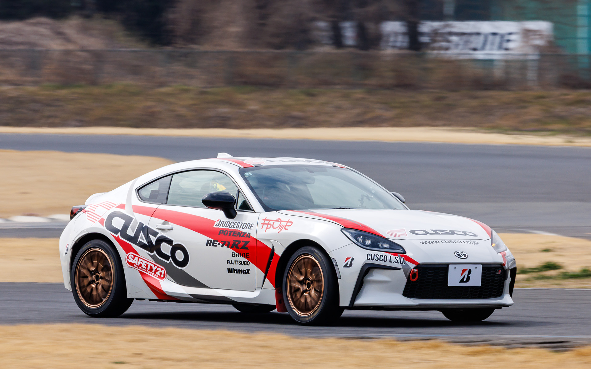 「RE-71RS」では走り始めのステアリングの応答の甘さなどが確認できた