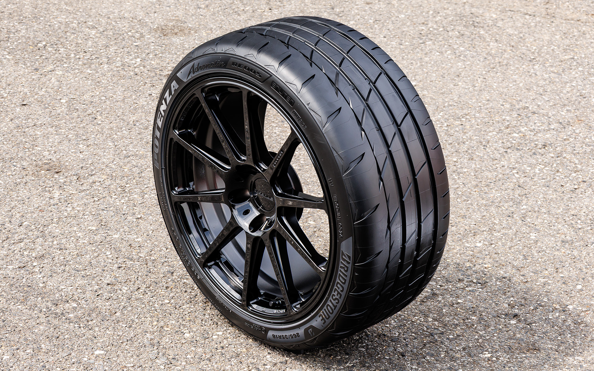 「Adrenalin RE005」も「RE-71RZ」と同じく2026年2月に発売。全40サイズでウエットラベリング「a」グレードを、転がり抵抗性能は19サイズで「A」グレードを達成するなど、安全性を向上したうえで快適性能やサステナビリティにつながる低燃費性能も追求した