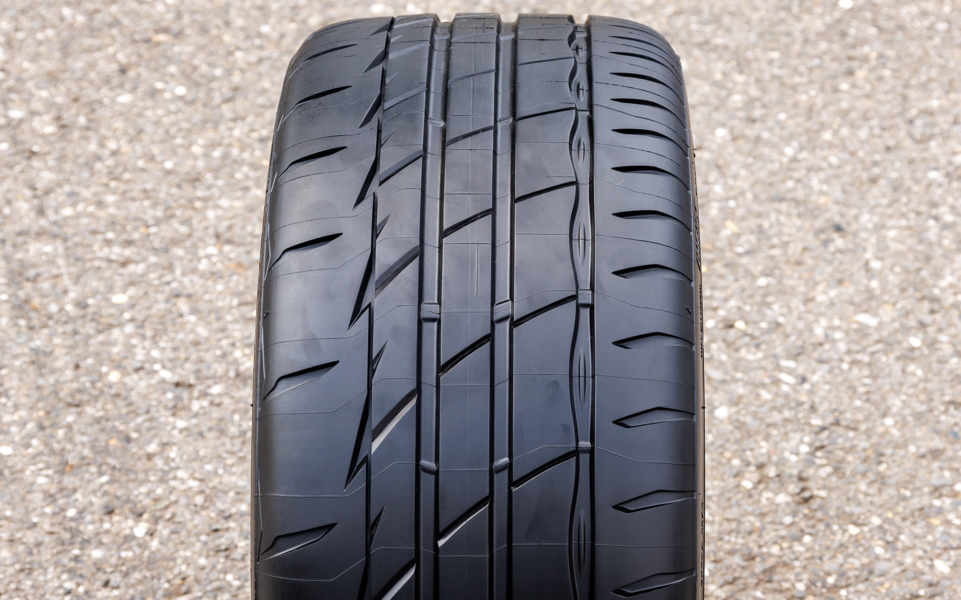 「Adrenalin RE005」ではウエット性能・低燃費性能に貢献する「ナノプロ・テック」によるシリカとポリマーの最適配合による新開発のコンパウンドを採用。骨格部材にも新開発のゴムを適用し、低燃費性能を向上させている。また、地面の排水性を向上させるパルスグルーブを採用した新開発のパターンを導入。アドレナリン専用パターンとしてアルファベットの「A」の形状をモチーフとした「Aシェイプ」を継承し、ハンドリング性能も高めた