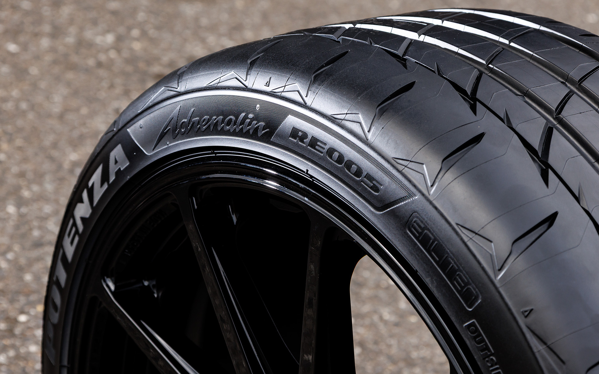 「Adrenalin RE005」ではウエット性能・低燃費性能に貢献する「ナノプロ・テック」によるシリカとポリマーの最適配合による新開発のコンパウンドを採用。骨格部材にも新開発のゴムを適用し、低燃費性能を向上させている。また、地面の排水性を向上させるパルスグルーブを採用した新開発のパターンを導入。アドレナリン専用パターンとしてアルファベットの「A」の形状をモチーフとした「Aシェイプ」を継承し、ハンドリング性能も高めた