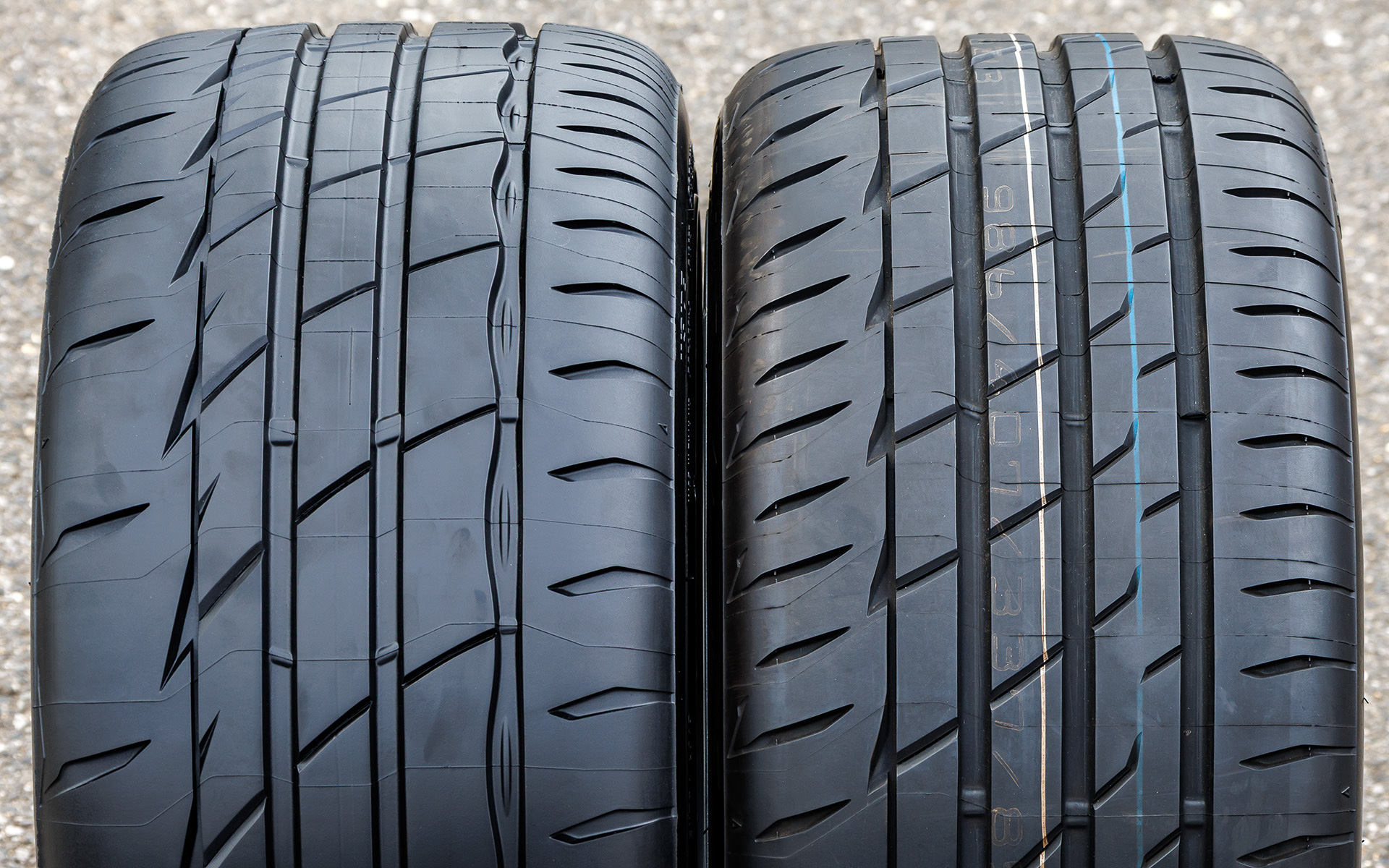 左が「Adrenalin RE005」、右が「Adrenalin RE004」。ともに左がアウト側