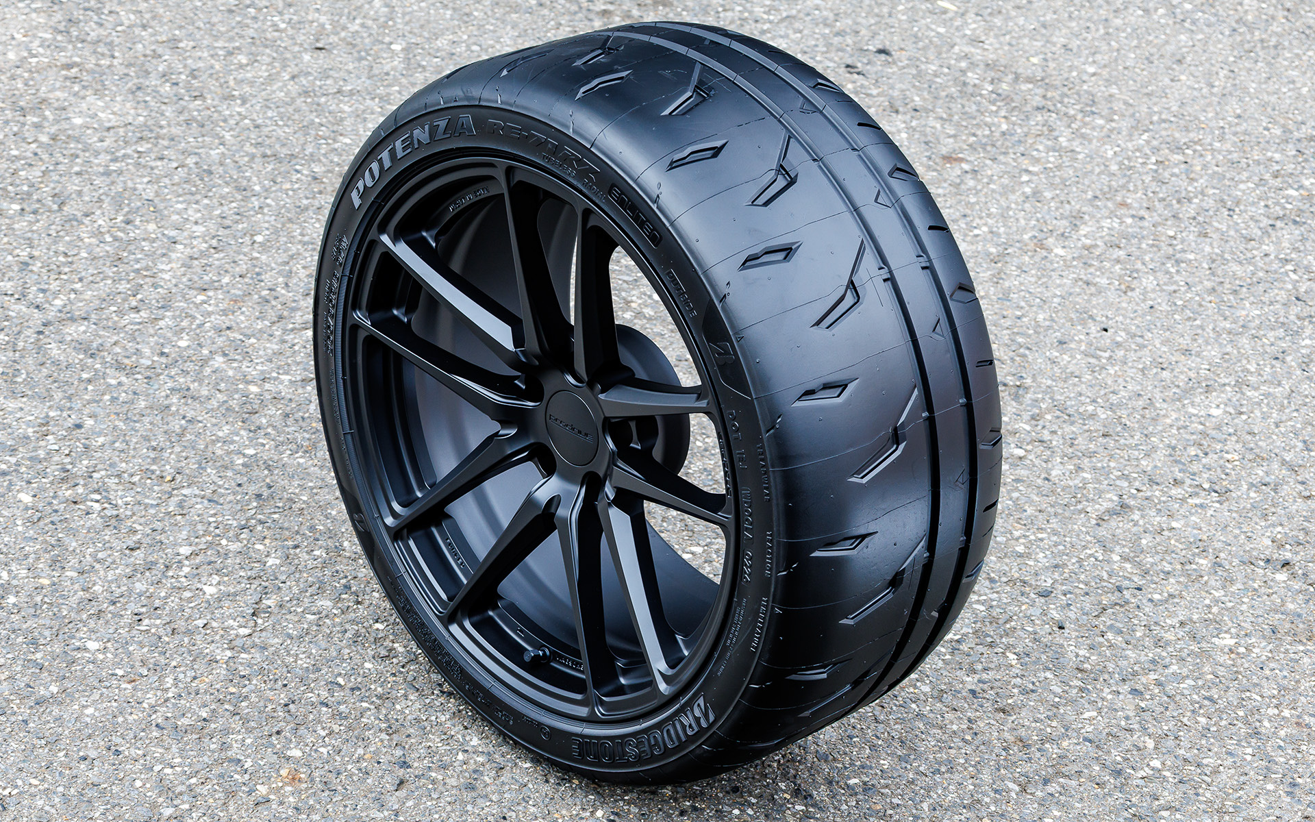 「RE-71RS」の後継モデルとなる「RE-71RZ」は2026年2月に発売。プロドライバーの佐々木雅弘氏、立川祐路氏が実車評価に携わり、サーキットで培ったノウハウをタイヤ開発に注ぎ込むことで高いドライグリップとハンドリング応答性を両立。筑波サーキットコース2000のラップタイムは、「RE-71RS」対比で1.2％の短縮に成功している