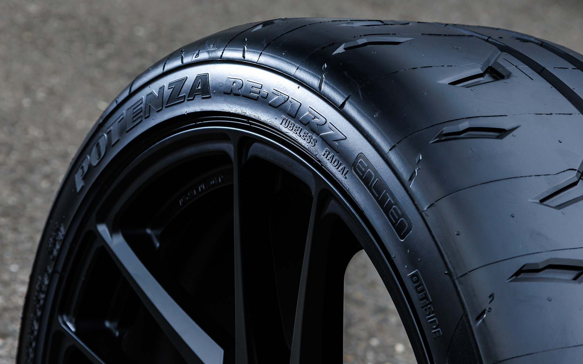 搭載技術としては「ナノプロ・テック」技術を活用し、シリカとポリマーを最適配合した新開発ゴムを採用。従来品以上にゴムが路面にしっかり食い込みグリップを発揮することで、ドライ・ウエット路面で優れた走行性能を実現。また、接地面積と溝設定を最適化した新開発のパターンを採用。ブロック剛性を高めるスリックショルダーを採用し、イン側に排水性を高めるワイドストレートグルーブを配置することで、グリップ力とサーキットでの耐摩耗性を高次元で両立している