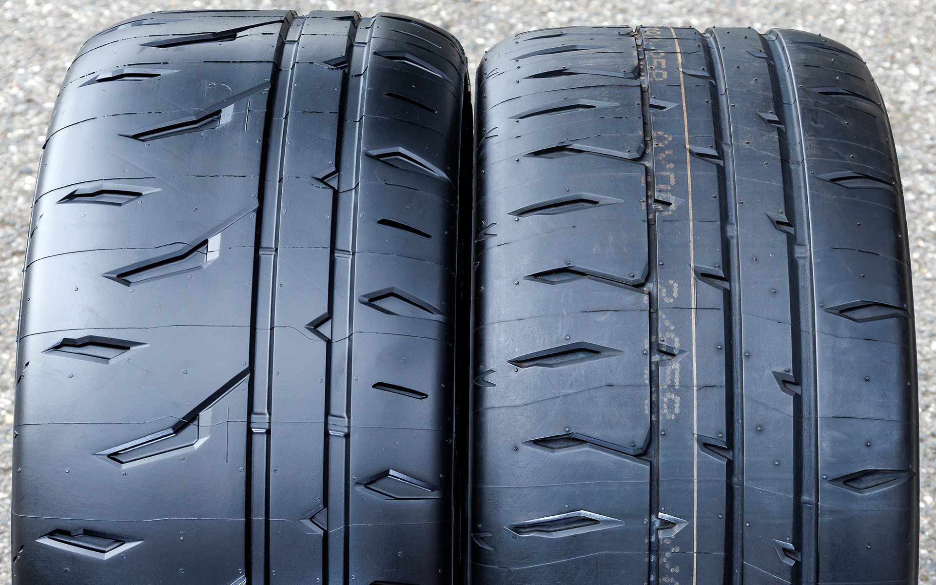 左が「RE-71RZ」、右が「RE-71RS」。ともに左がアウト側。「RE-71RS」は太い2本の主溝をイン側にレイアウトして高い排水性を確保するとともに、アウト側のトレッドのブロック剛性を高めてコーナリング時の高いグリップを狙っている。「RE-71RZ」では「RE-71RS」にあった細い主溝がなくなり、ブロック剛性さらに高まっている