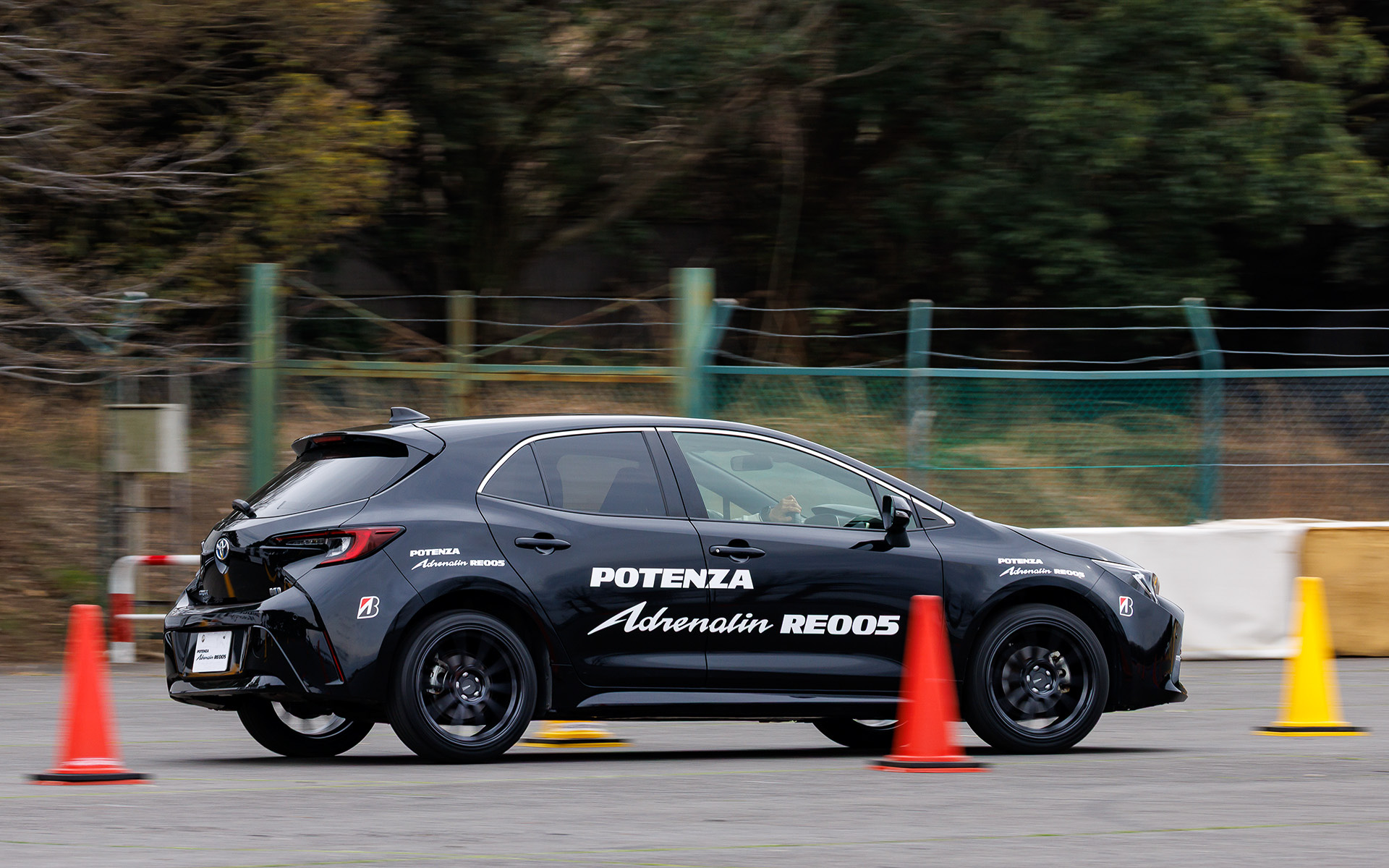 パイロンスラロームでは「Adrenalin RE005」のほうが少ない操舵角で駆け抜けられた