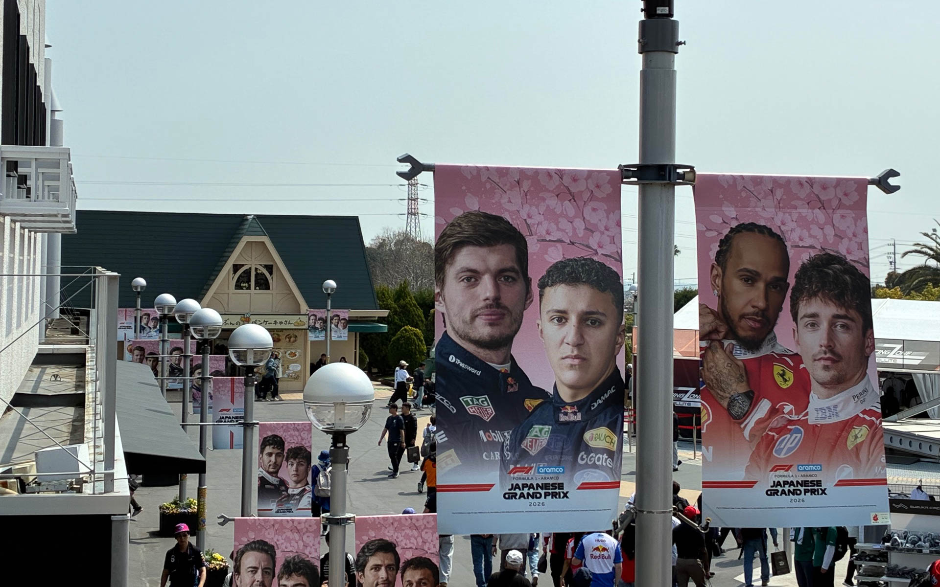 サーキットでは入場口から各チームのドライバー（の写真）が迎えてくれる