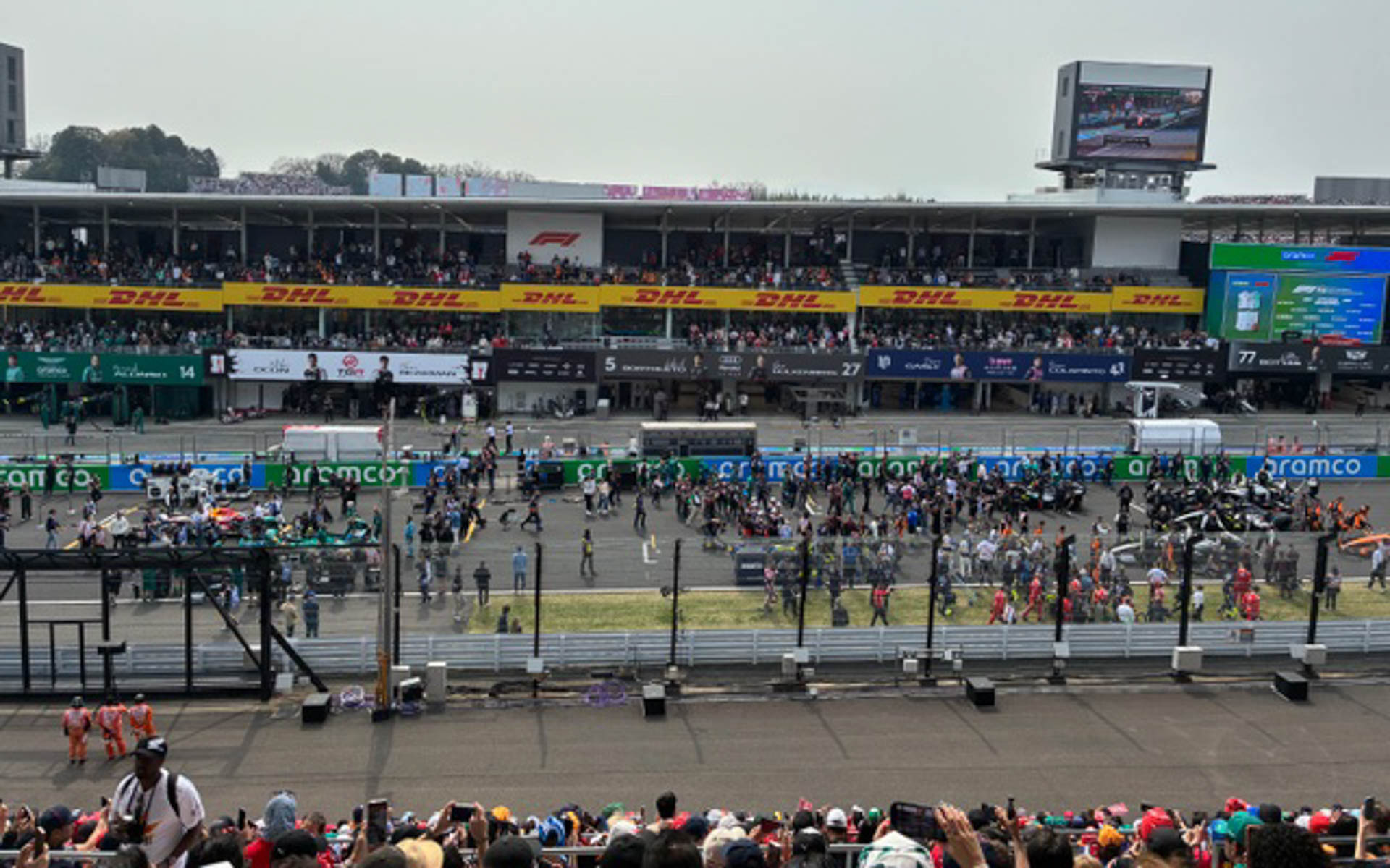 スタート前のグリッドの華やかな一瞬。三笠宮彬子女王のごあいさつもあった