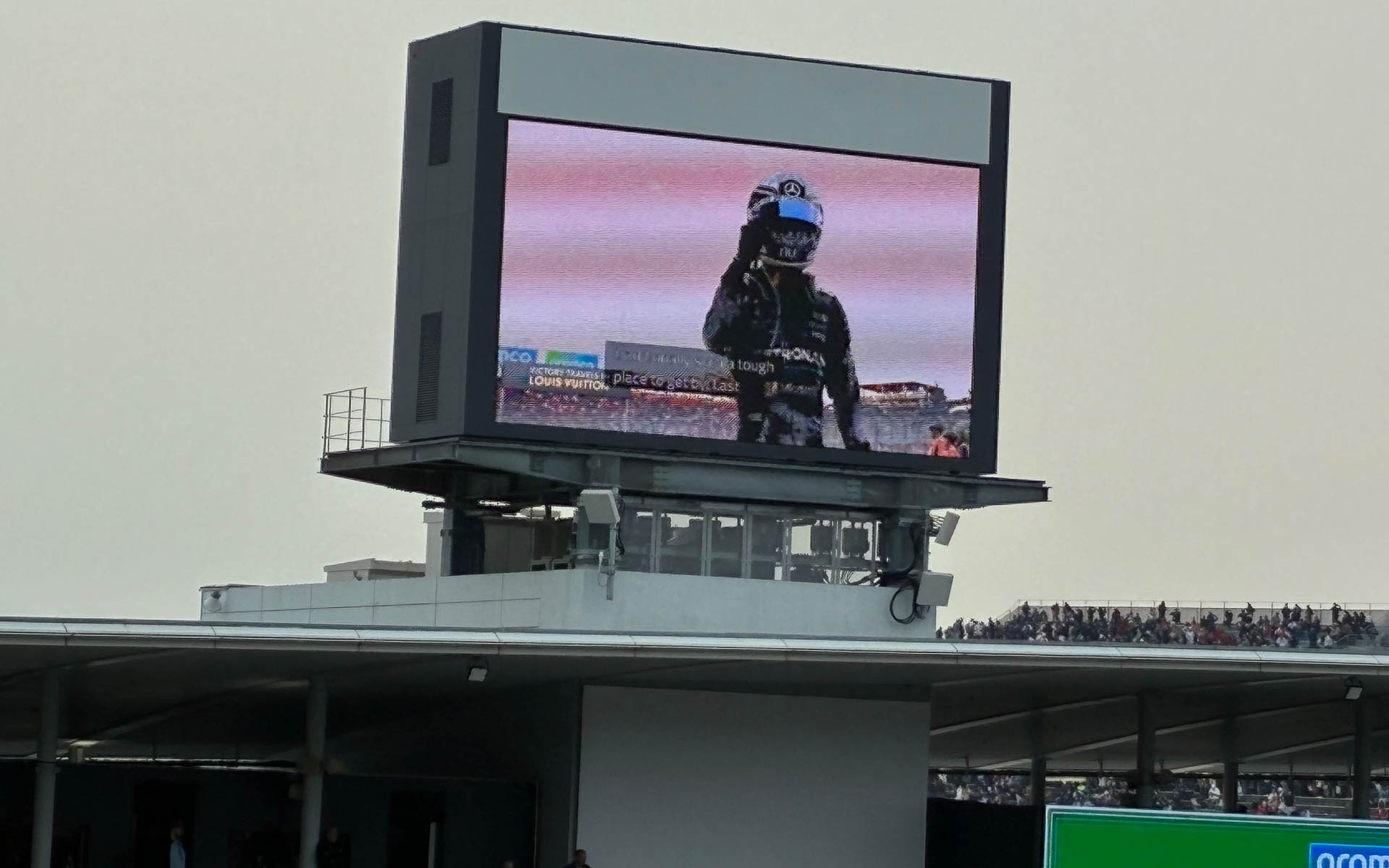 フィニッシュ直後のアントネッリ。メルセデスに2連勝をもたらした王者のレースでした