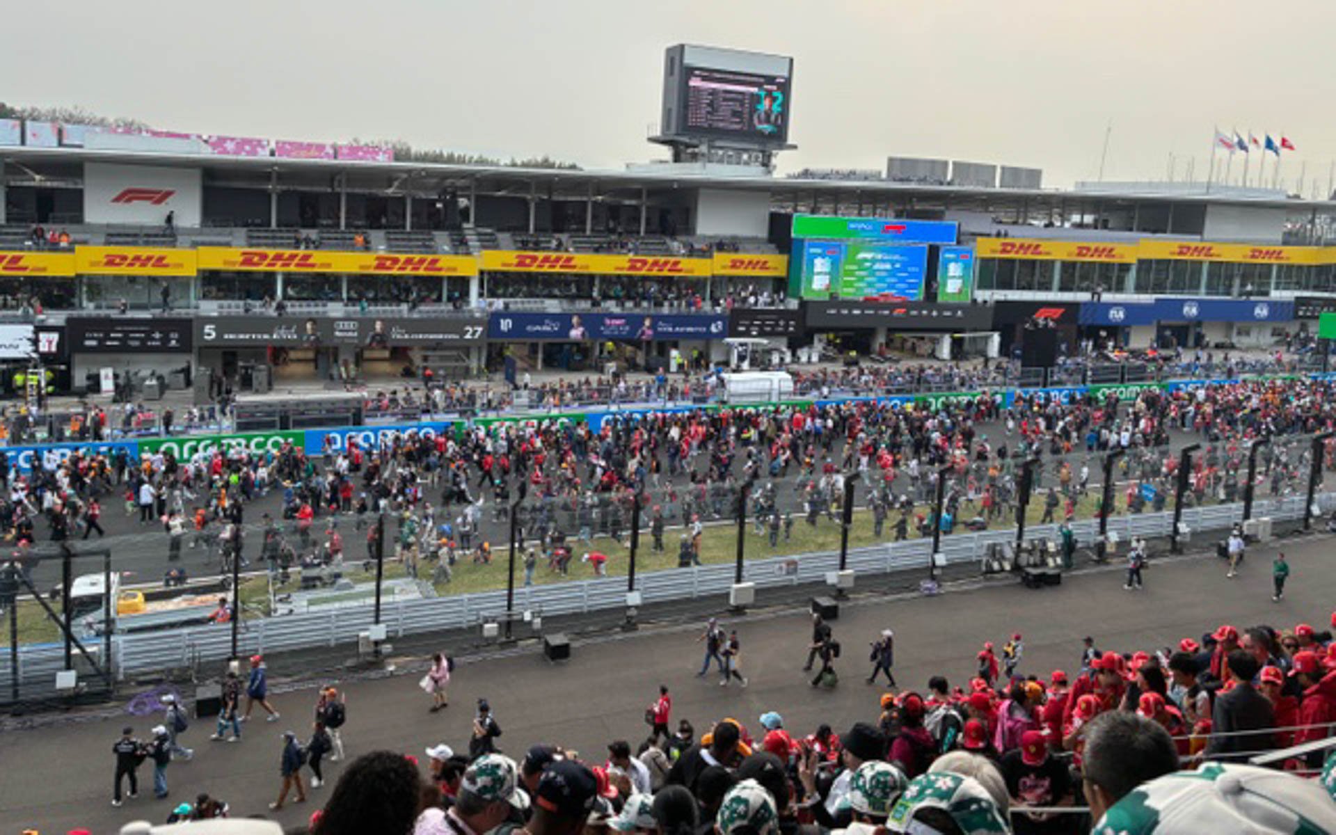 F1マシンが戦ったコースを自らの足で楽しむ大勢のファン