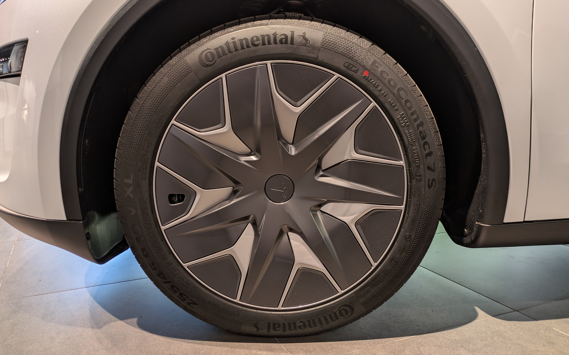 タイヤは前後ともコンチネンタルタイヤの「エココンタクト7S」でサイズは255/45R19