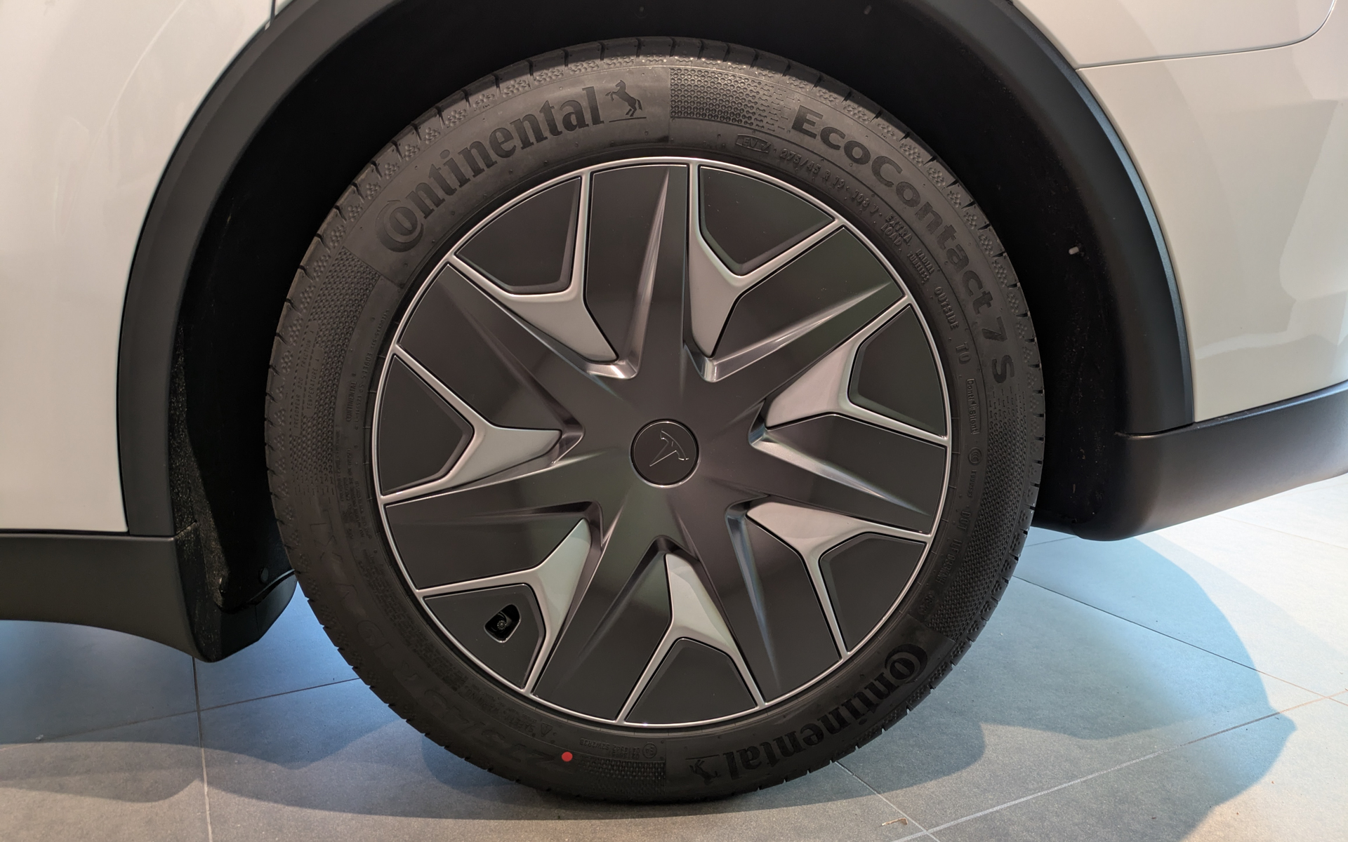 タイヤは前後ともコンチネンタルタイヤの「エココンタクト7S」でサイズは255/45R19