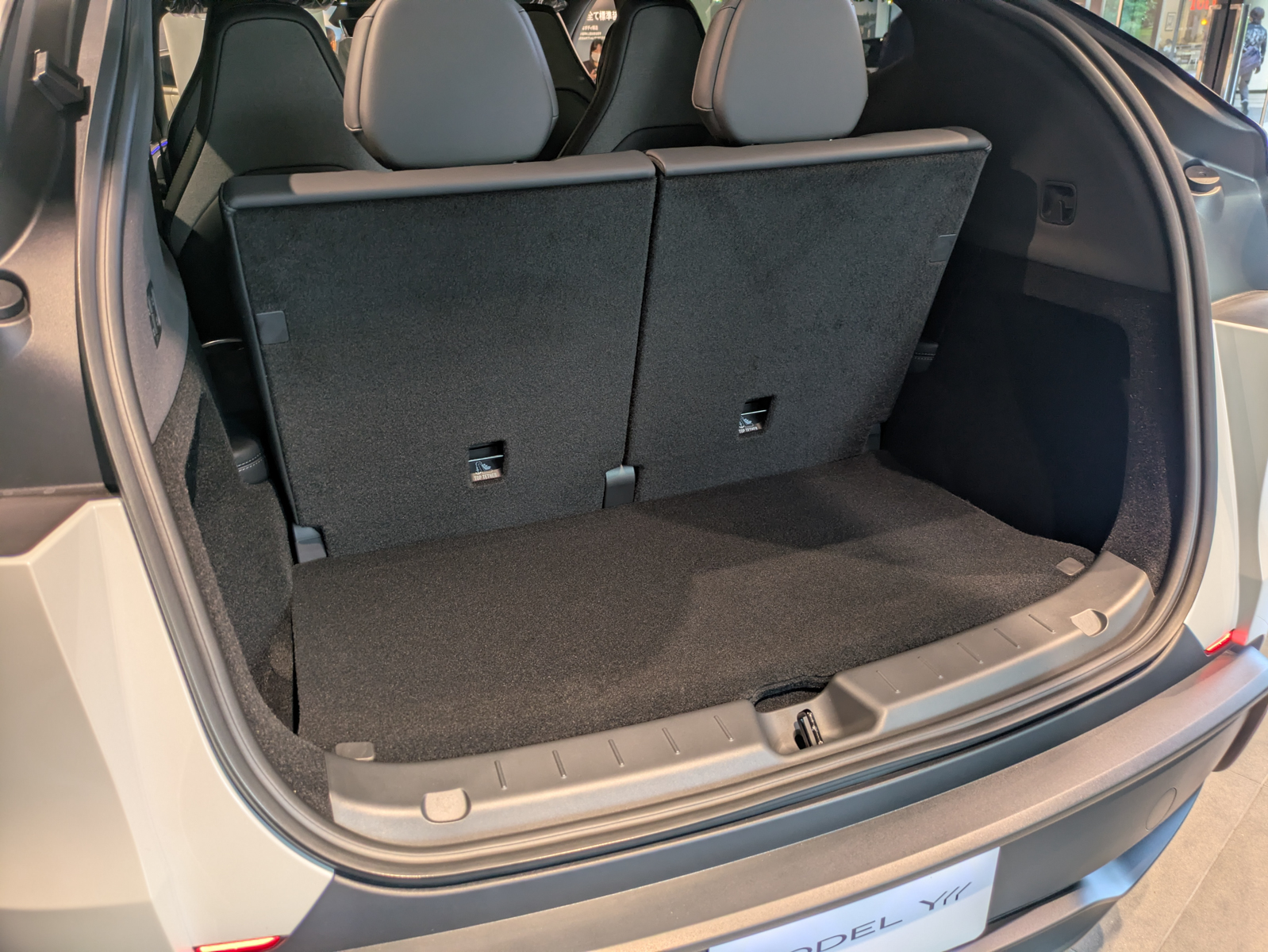 3列目シートを使用しても28インチと20インチのスーツケースを収納できるスペースを確保