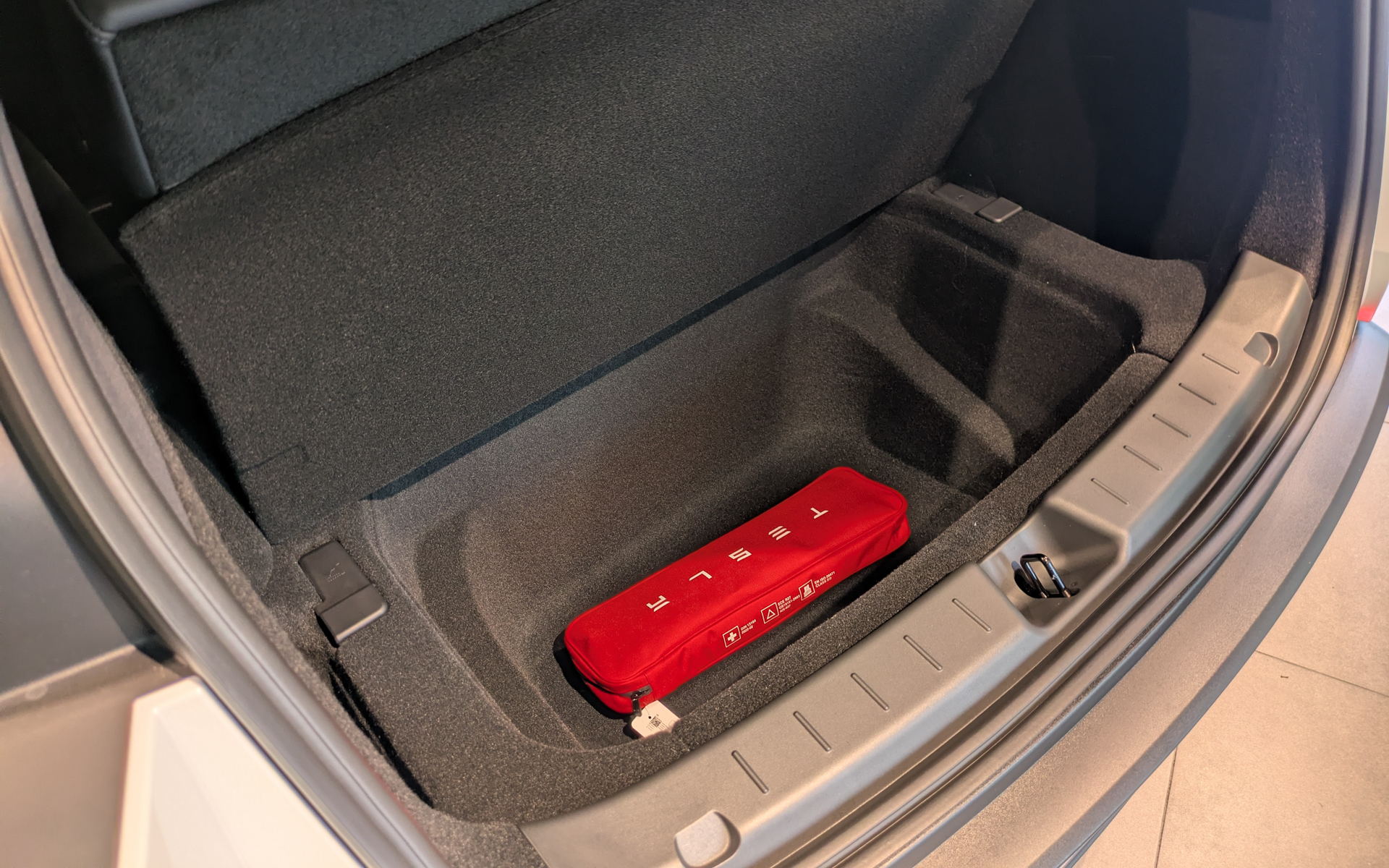 ラゲッジスペース下段にも収納スペースを用意