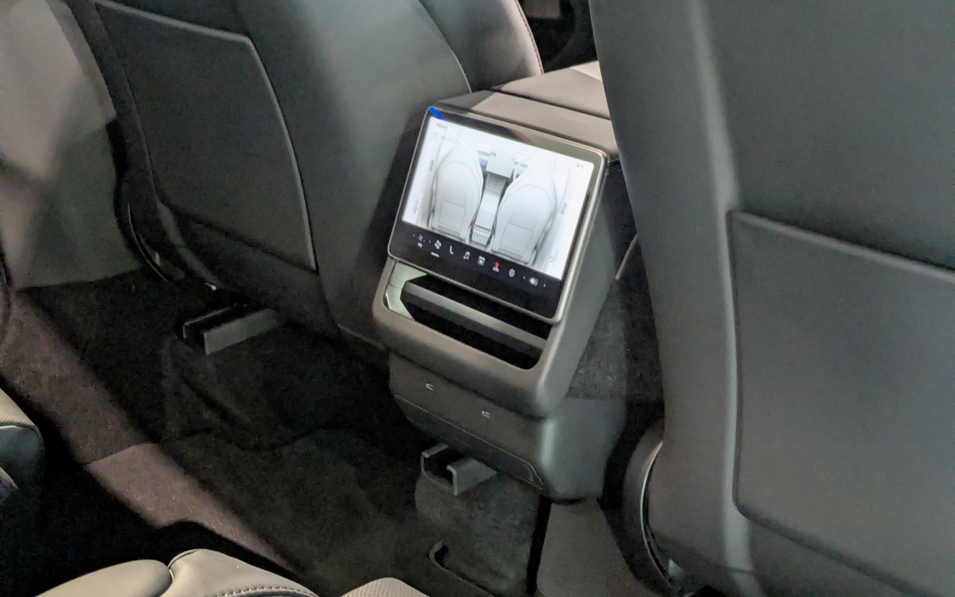 エアコンの操作などができる8インチタッチスクリーンを完備