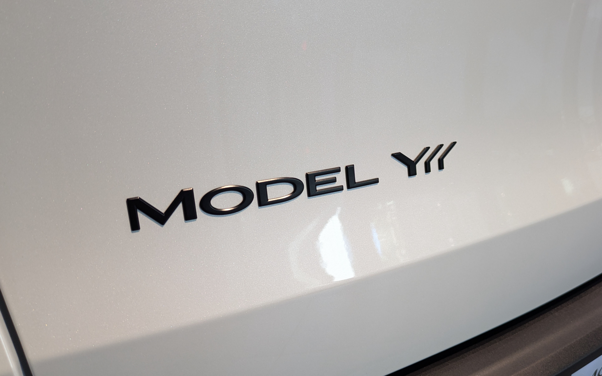 リアトランクにはエンブレムがあしらわれている