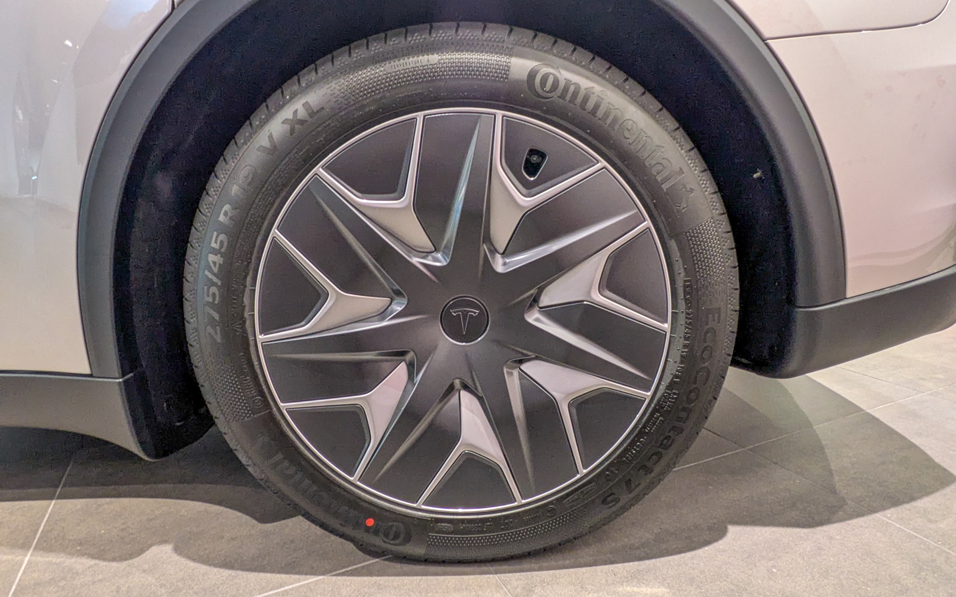 ホイールは専用の19インチ「マキナホイール」のみの設定