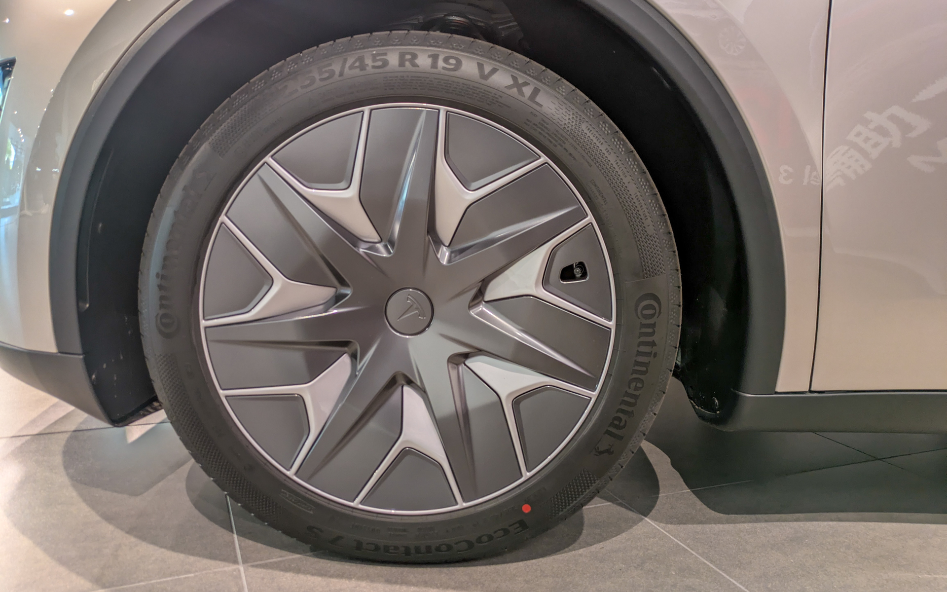 ホイールは専用の19インチ「マキナホイール」のみの設定