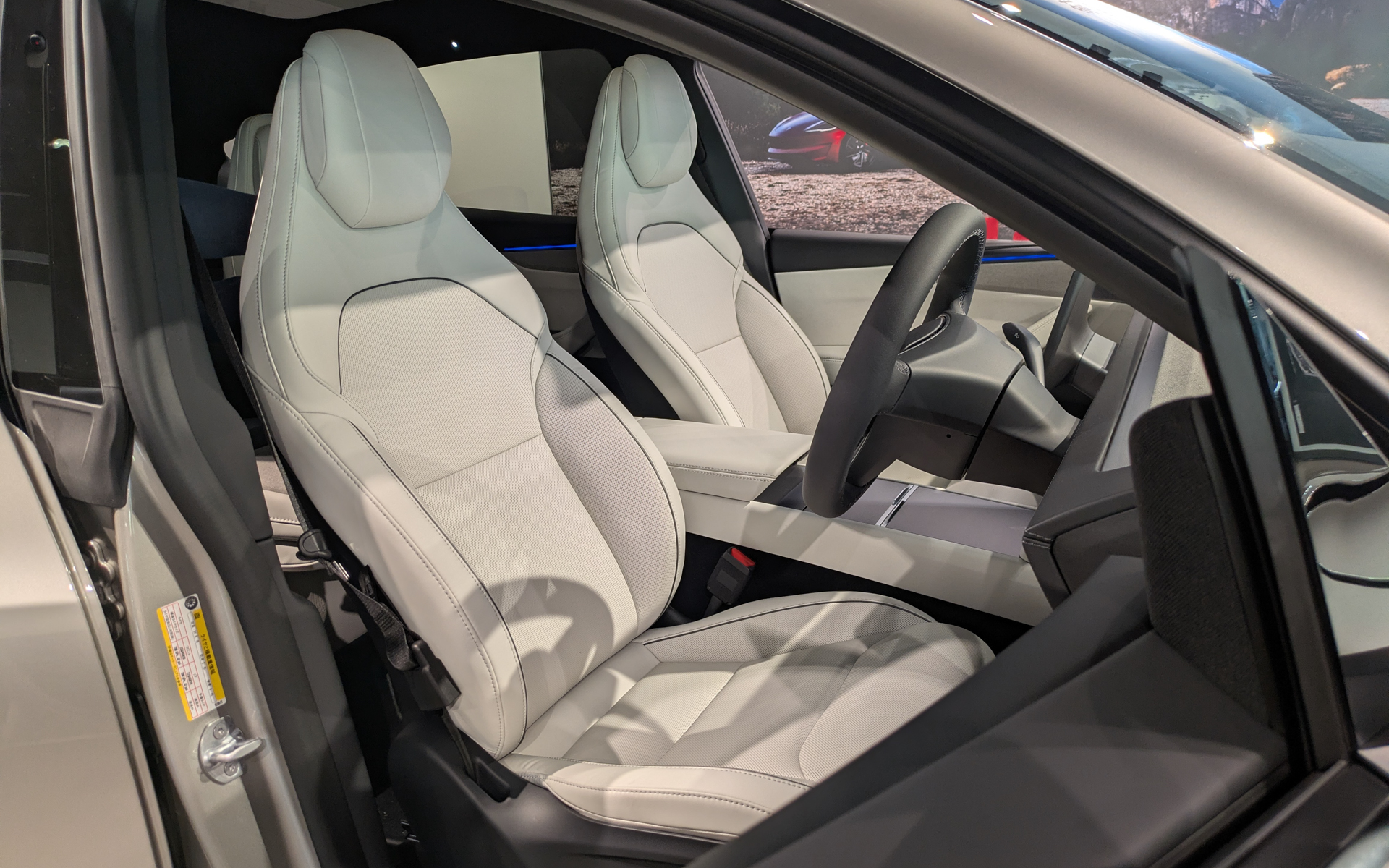 内装はホワイトもある