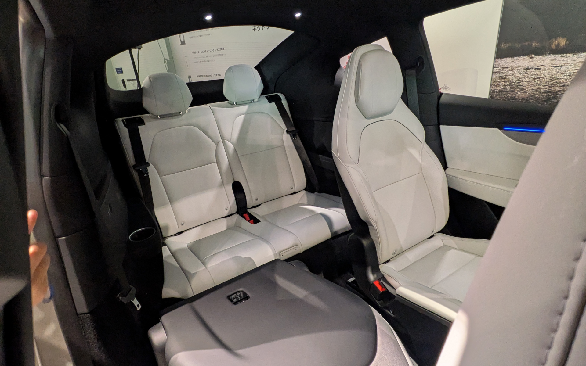 内装はホワイトもある