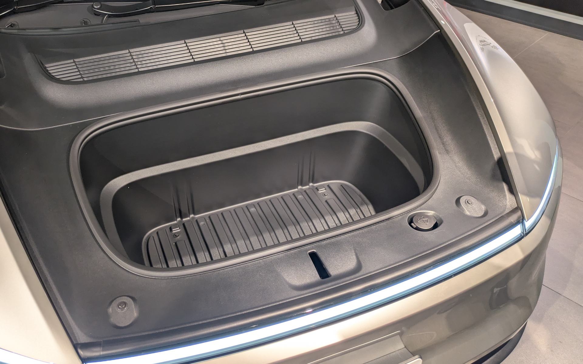 フランクの容量は117L